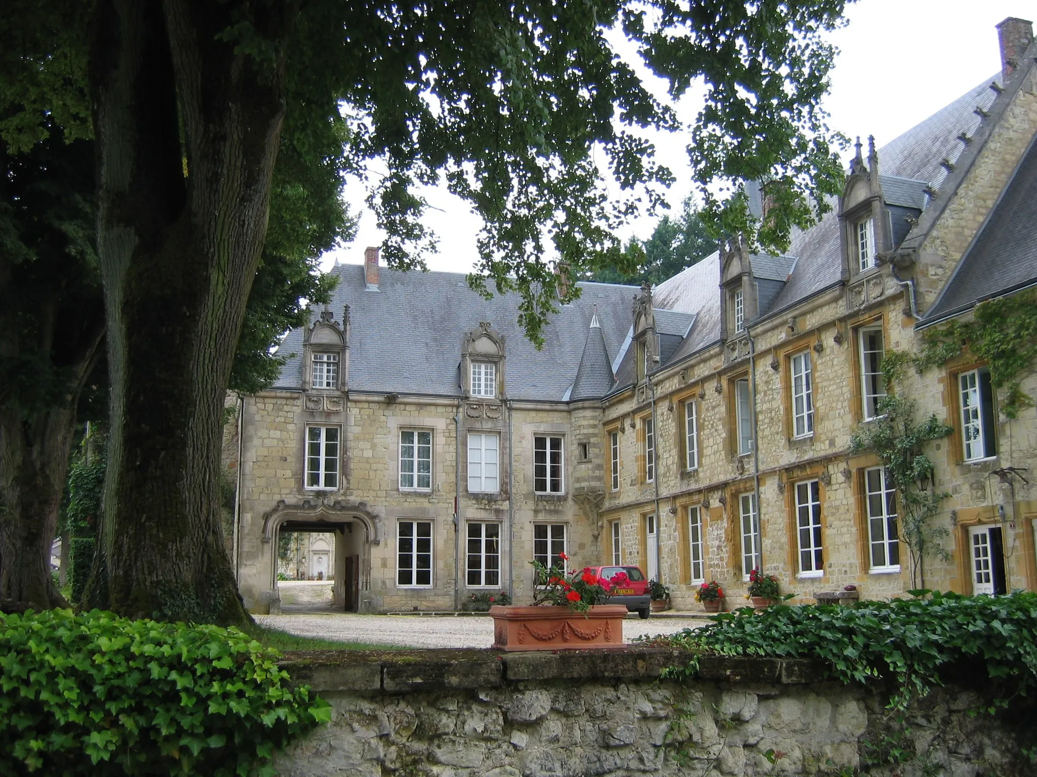 Photo showing: Vue  du château de Cornay, Ardennes, France