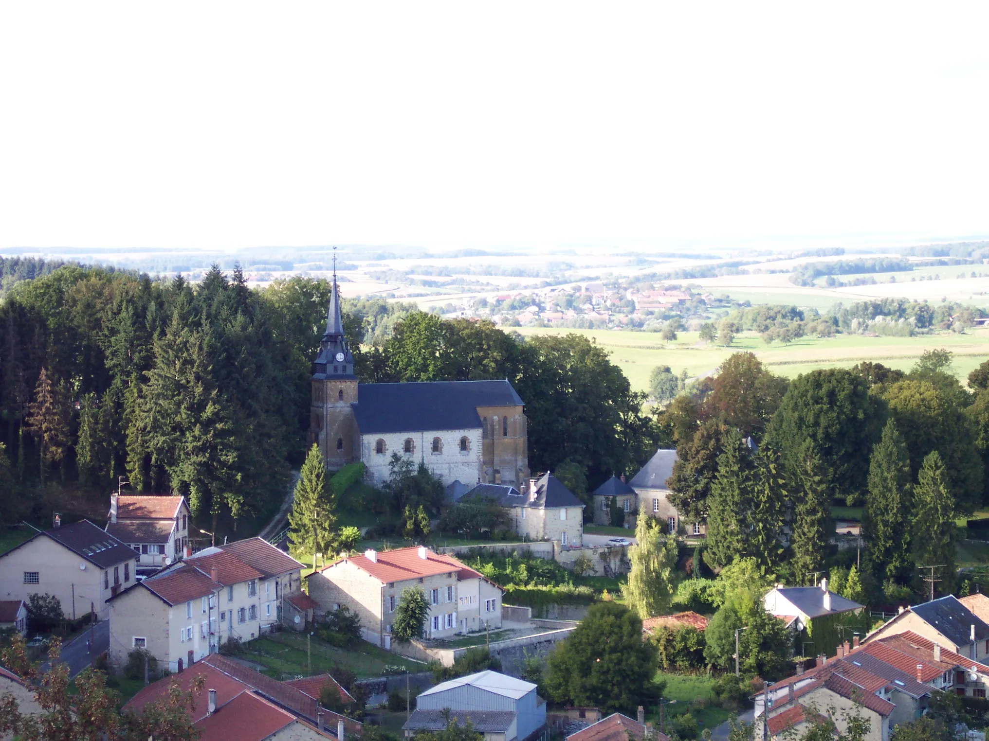 Photo showing: Village of Cornay (church and castle) in Argonne; in background, in Aire valley : Saint Juvin, Ardennes, Champagne-Ardenne, France.