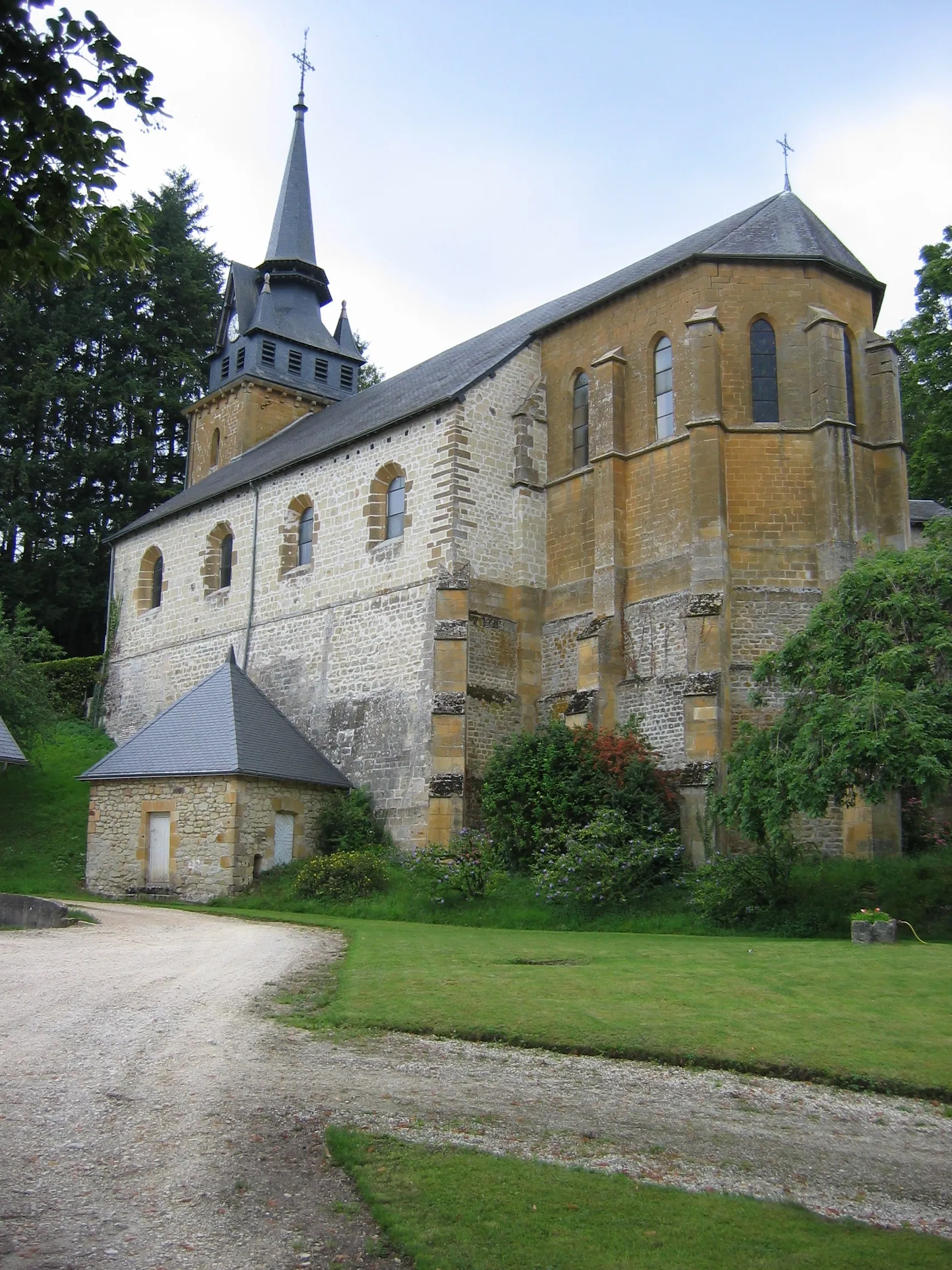 Photo showing: Église de Cornay - Ardennes- France - vue du château de Cornay