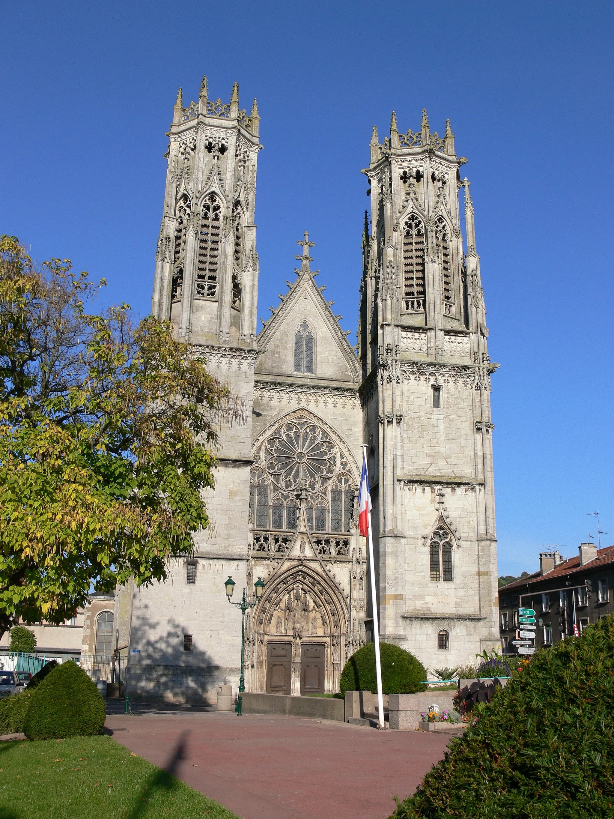 Photo showing: Façade gothique de l'église Saint-Martin de Pont-à-Mousson
(XIII°-XV°)