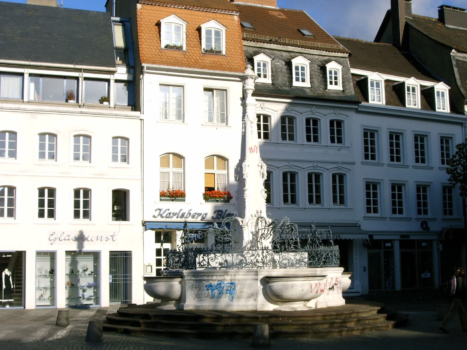 Photo showing: Sankt Johanner Markt mit Brunnen
Author: Holger Peifer

Homepage: http://www.hihawai.de