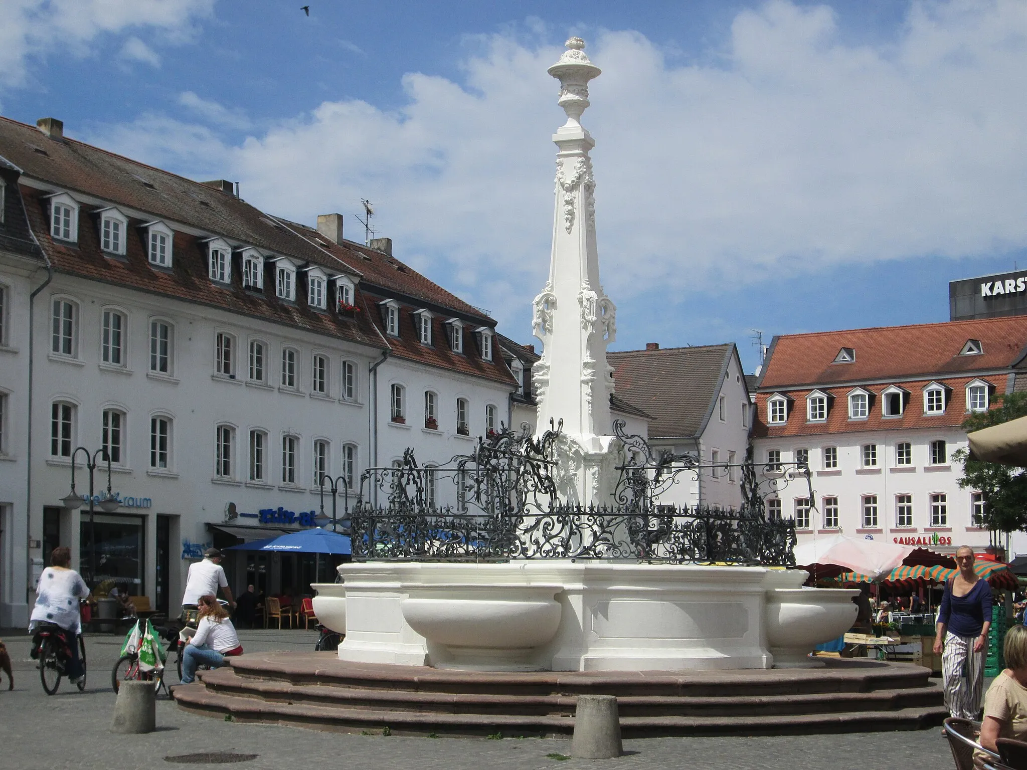 Photo showing: Sankt Johanner Marktbrunnen, erbaut 1760