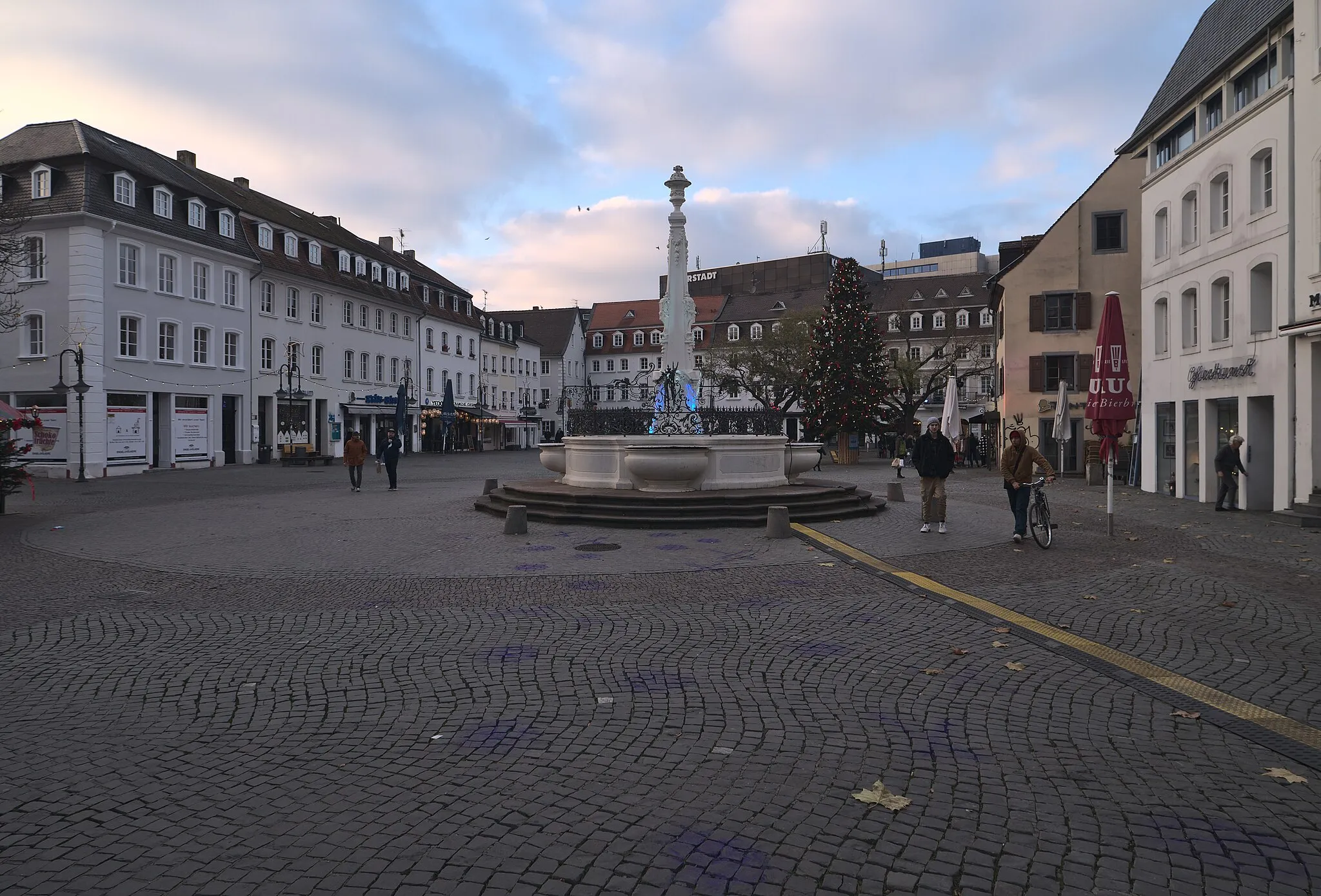 Photo showing: Der St. Johanner Marktbrunnen.