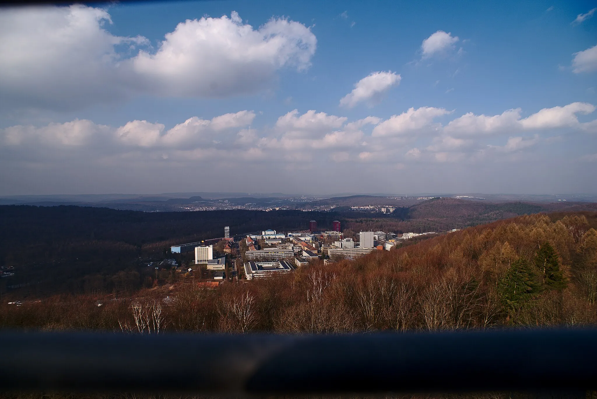 Photo showing: Aussicht von dem Schwarzenbergturm auf den Campus der Universität des Saarlandes. Im Hintergrund sieht man außerdem unter anderem Dudweiler, Sulzbach, das Kraftwerk Weiher und die Bergehalde Göttelborn.