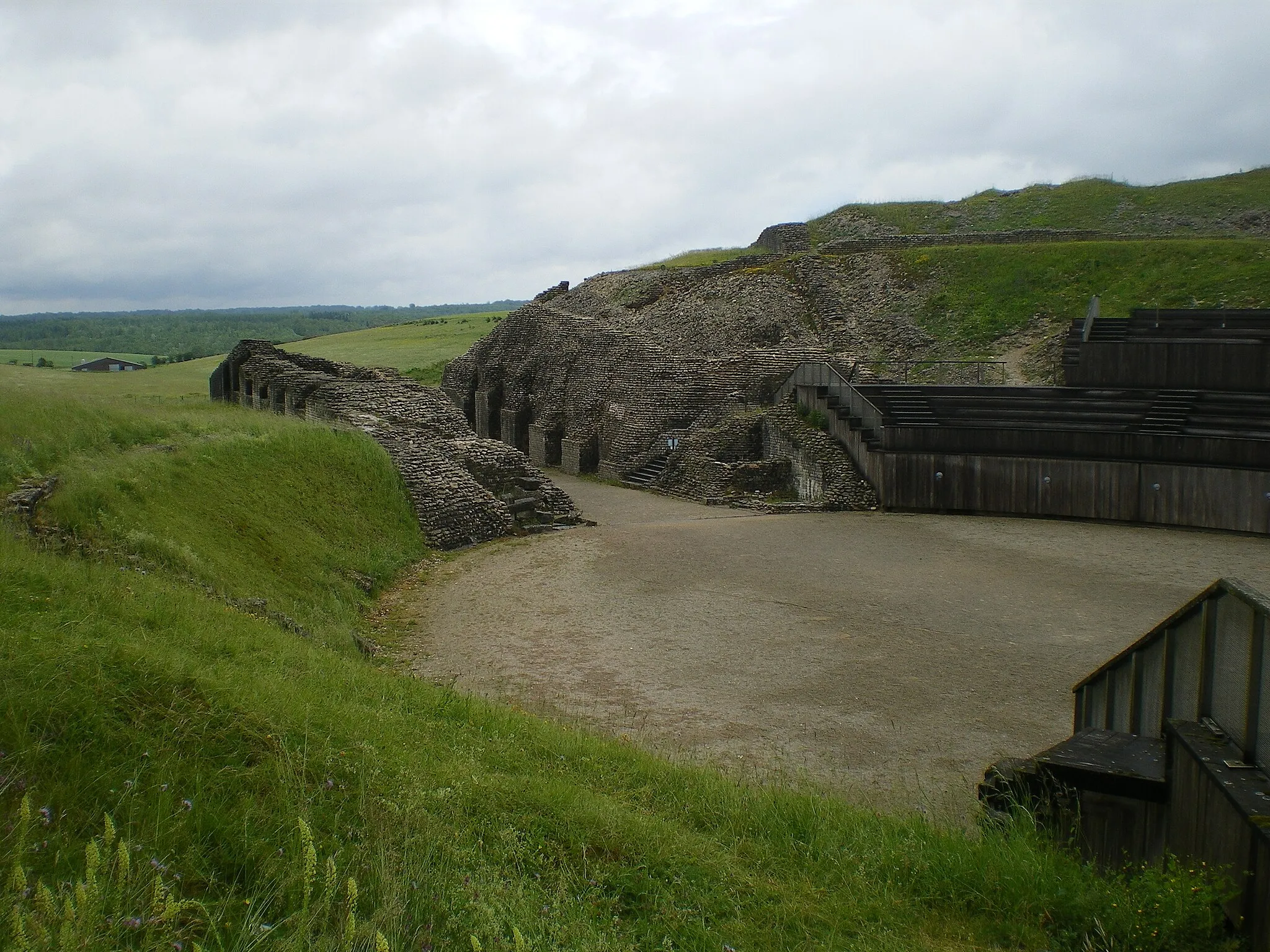 Photo showing: Grand (département 88) Amphitheater, east Entrance (Opening out)