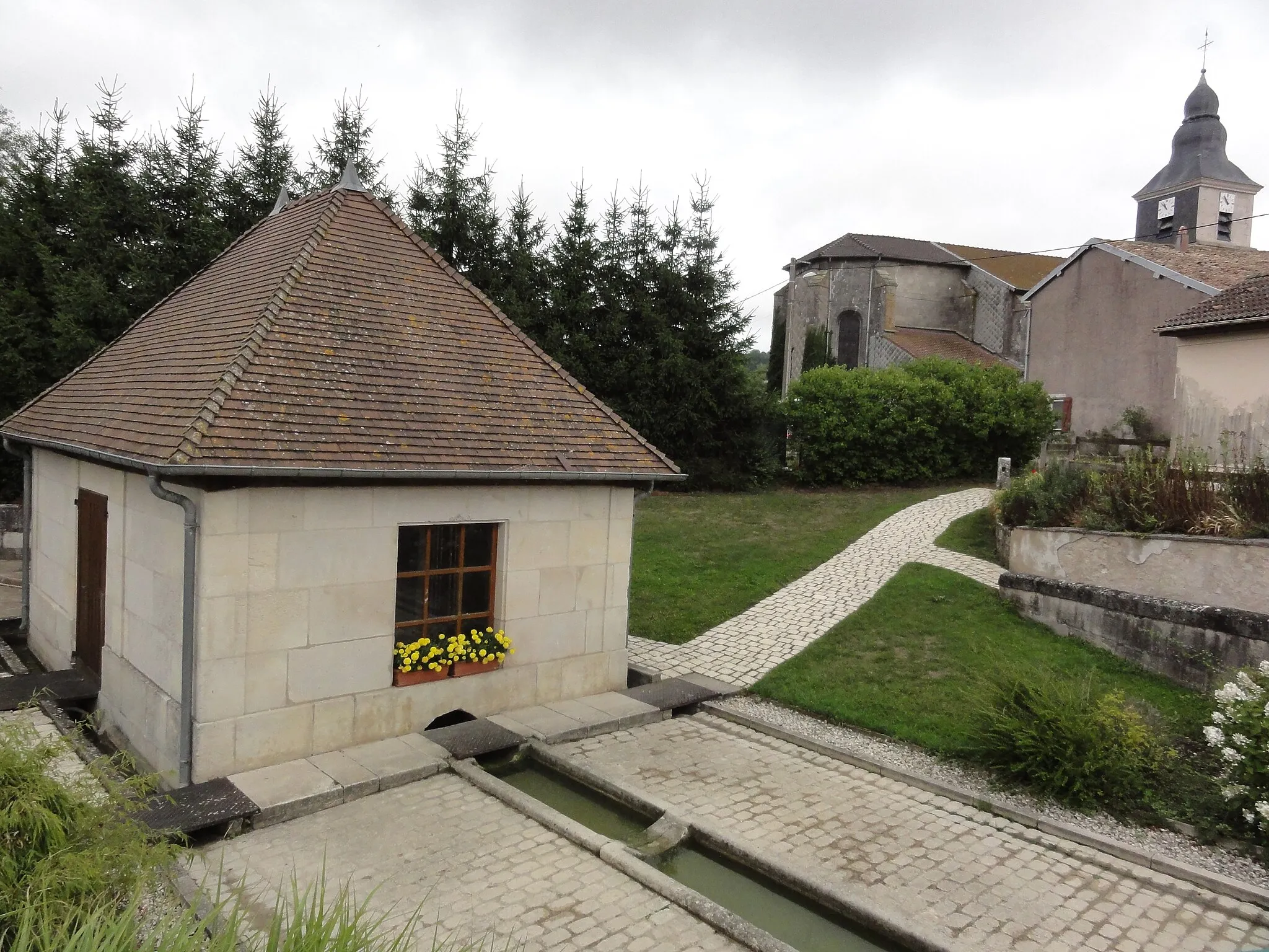 Photo showing: Méligny-le-Grand (Meuse) lavoir et église