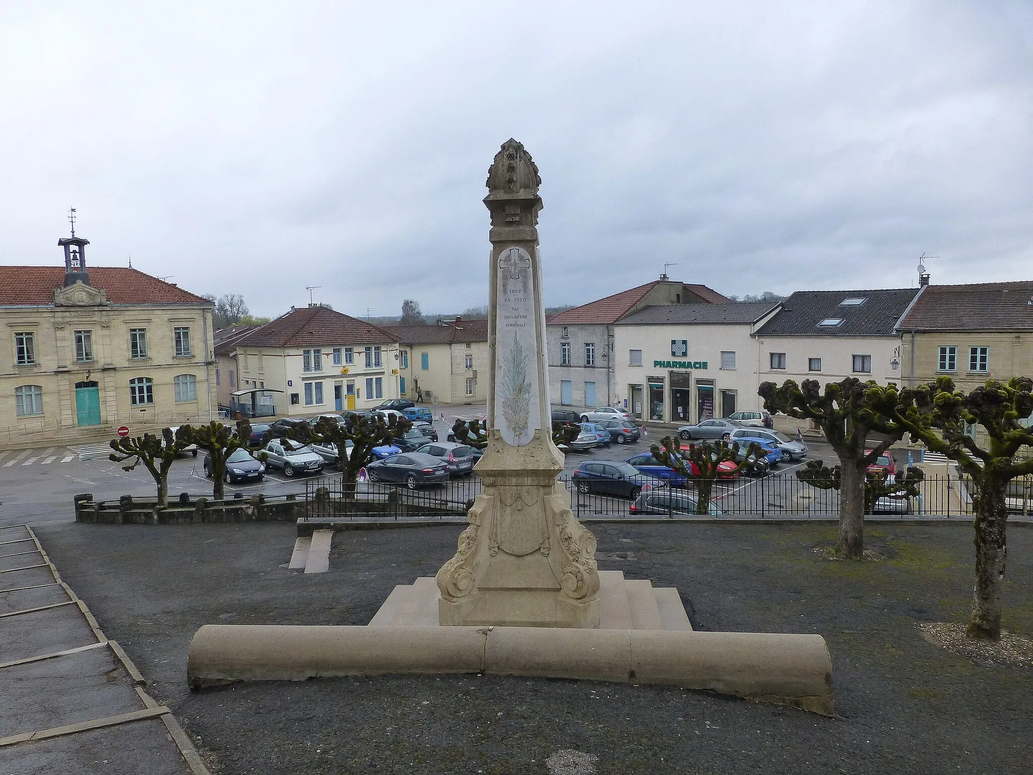 Photo showing: Place de la Mairie à Fains-les-Sources (Fains-Véel, Meuse)