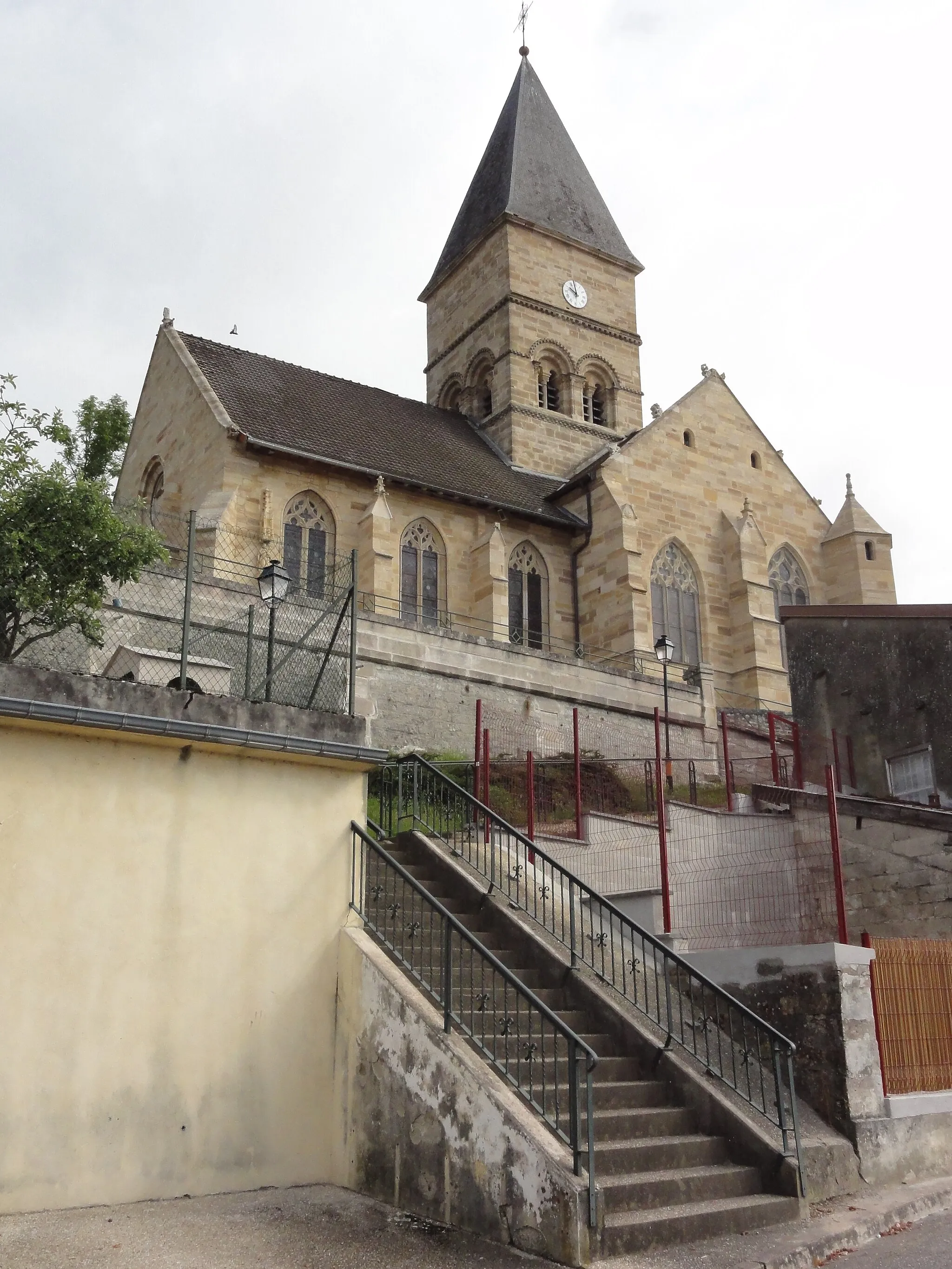 Photo showing: This building is indexed in the base Mérimée, a database of architectural heritage maintained by the French Ministry of Culture, under the reference PA00106641 .