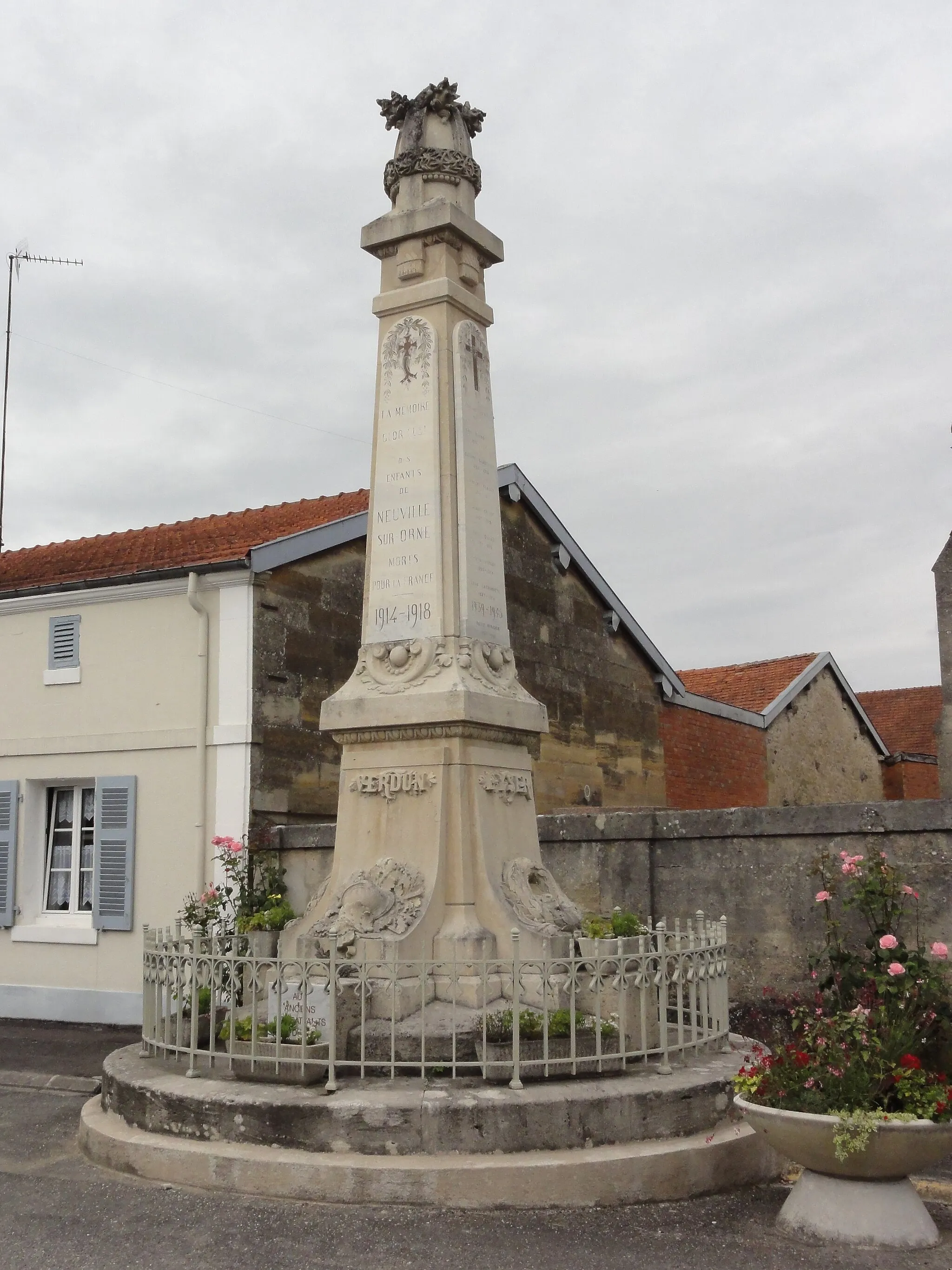 Photo showing: Neuville-sur-Ornain (Meuse) monument aux morts