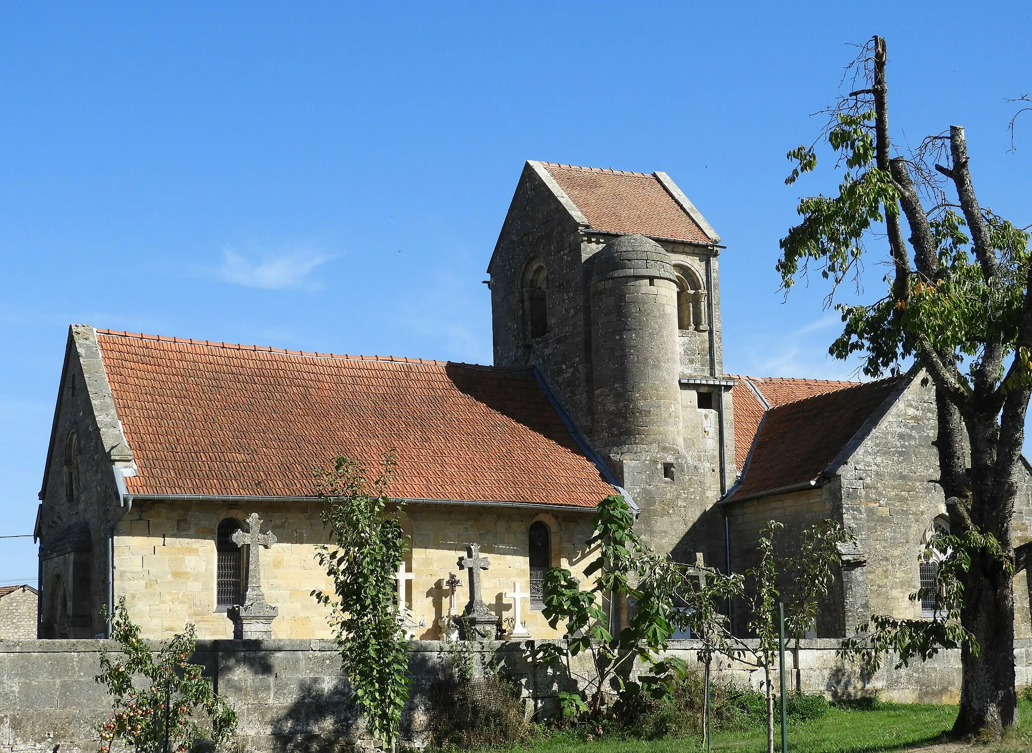 Photo showing: L'Église Saint-Pierre de Vassincourt (PA00106646), commune du département de la Meuse, prise en photo le 11 septembre 2018.