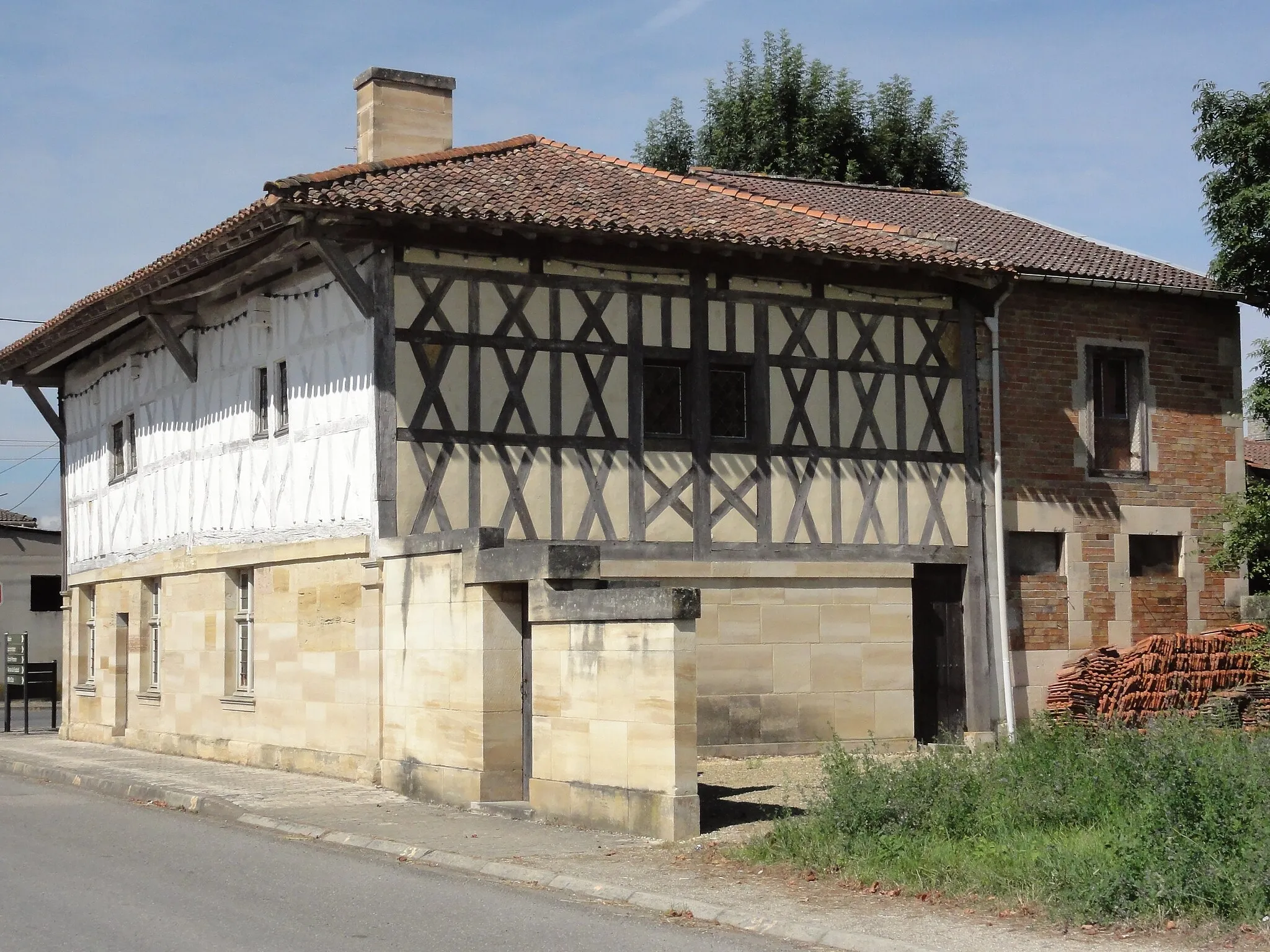 Photo showing: This building is indexed in the base Mérimée, a database of architectural heritage maintained by the French Ministry of Culture, under the reference PA00106690 .