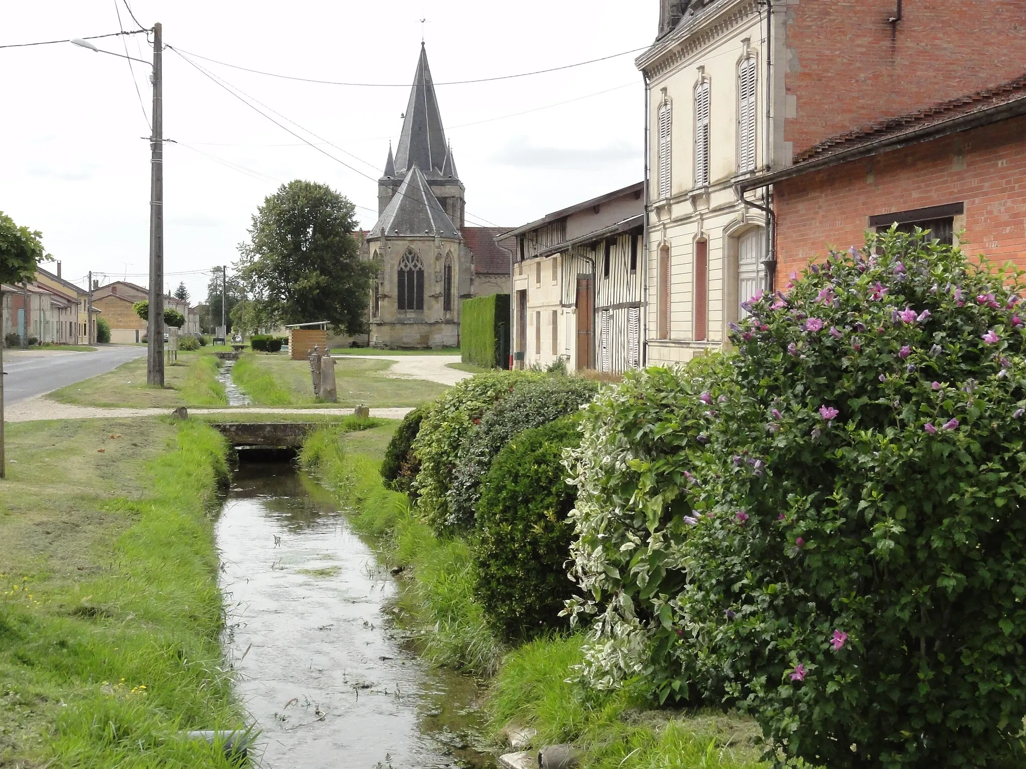 Photo showing: This building is indexed in the base Mérimée, a database of architectural heritage maintained by the French Ministry of Culture, under the reference PA00106604 .