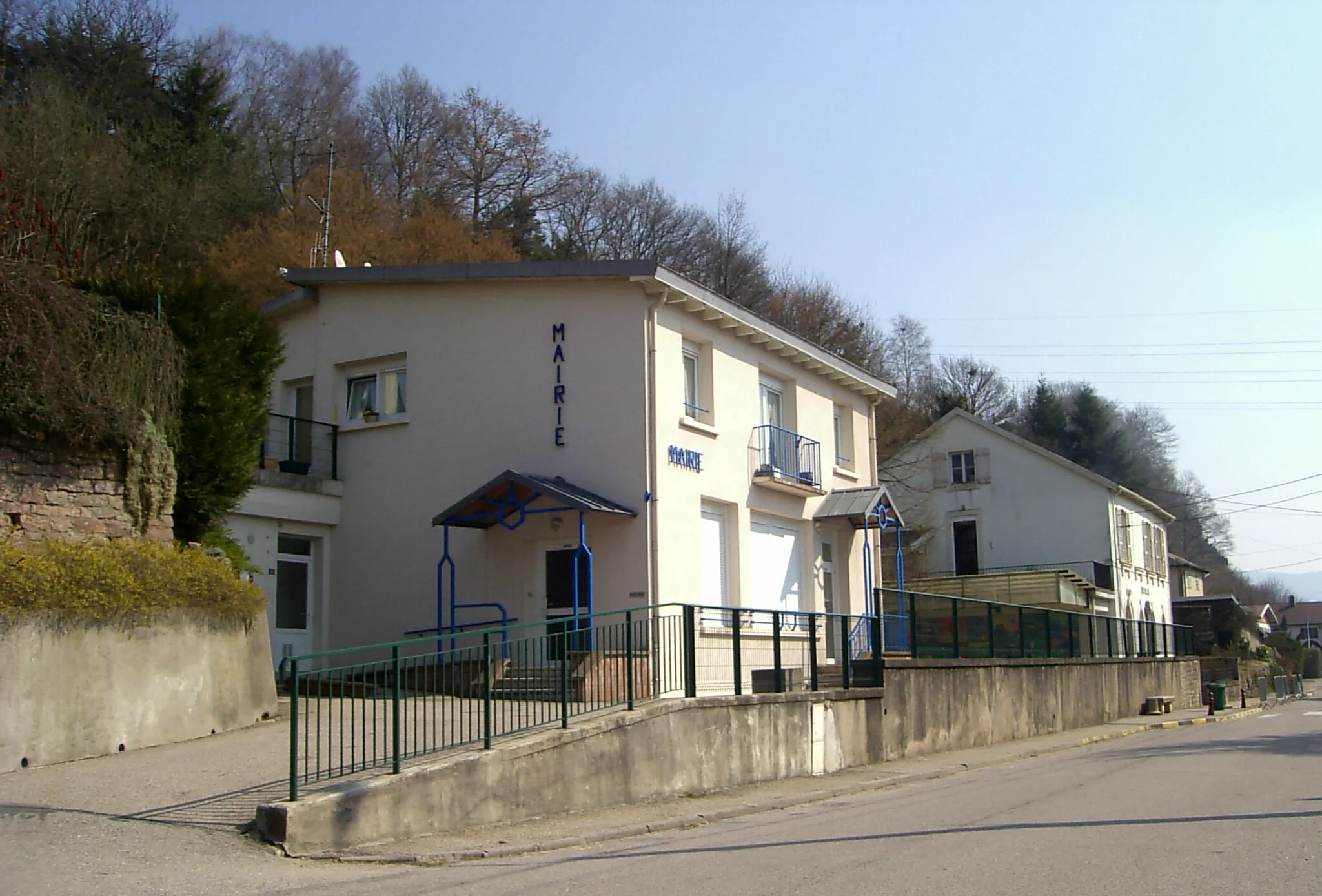 Photo showing: La mairie et l'école de Jarménil