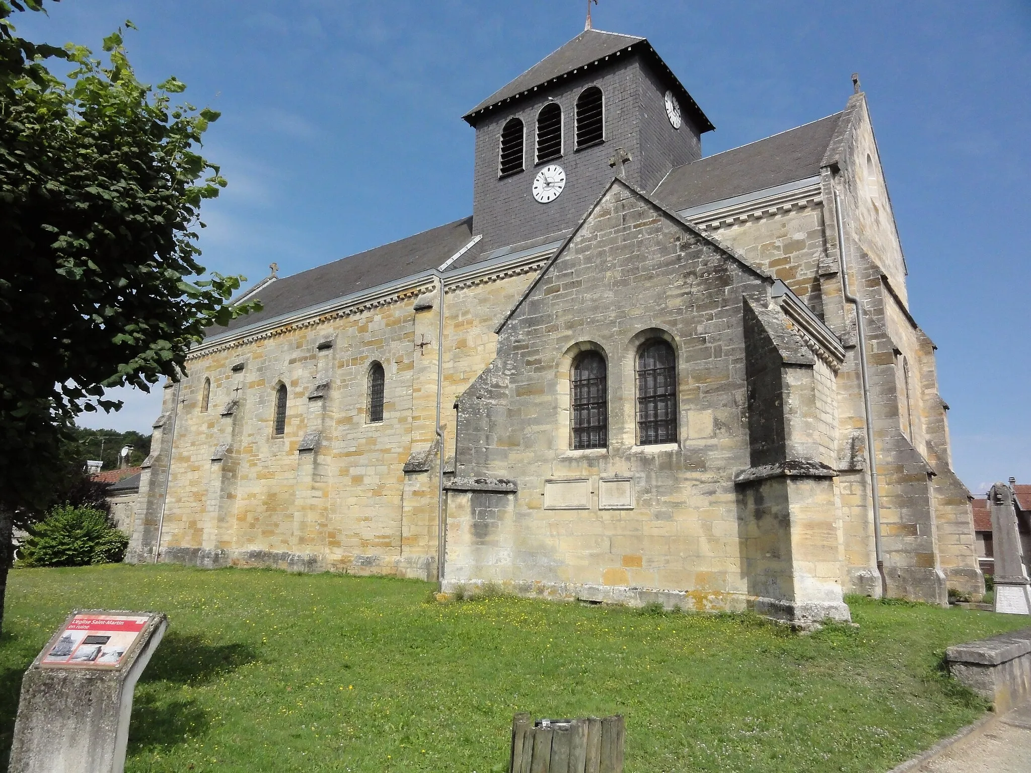 Photo showing: This building is indexed in the base Mérimée, a database of architectural heritage maintained by the French Ministry of Culture, under the reference PA55000040 .