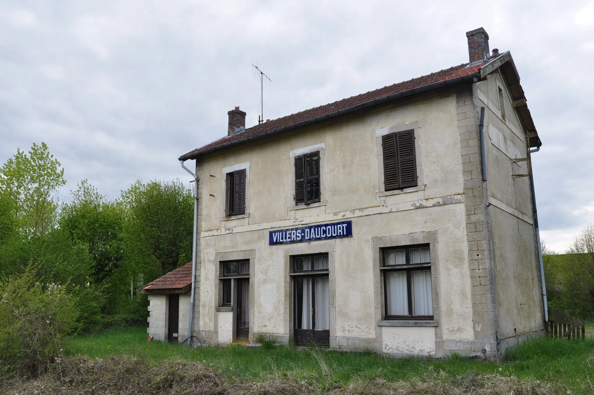 Photo showing: Abandoned railway station of Villers-en-Argonne/Daucourt. The station is located within the municipality of Châtrices (Marne department, France).