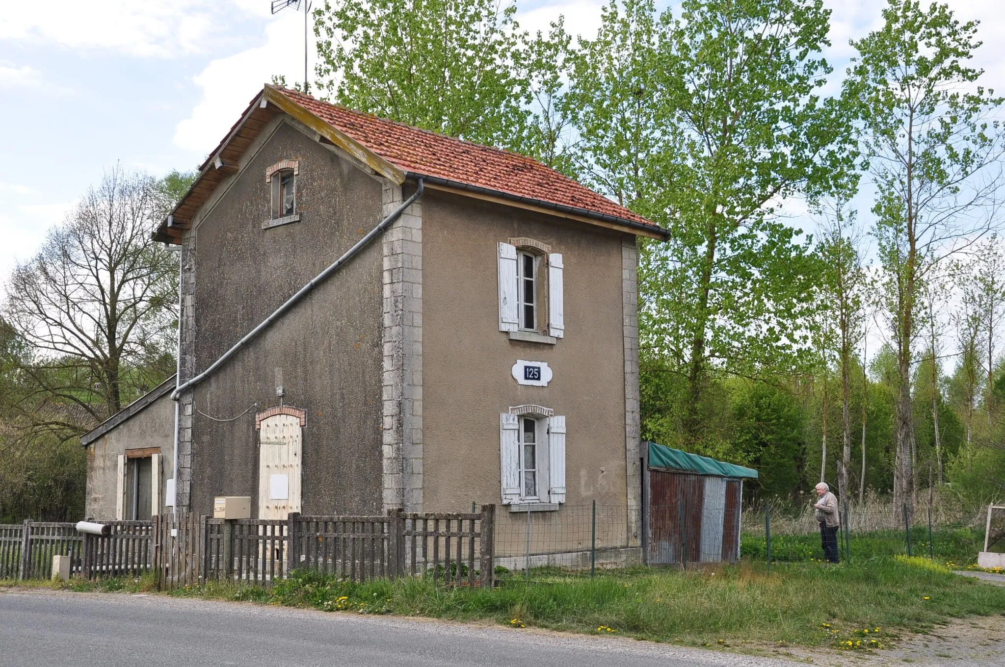 Photo showing: Watchman's House No. 125 along the abandoned railway from Amagne - Lucquy to Revigny in northern France. Here lived the signalman; he opened and closed the barriers when a train passed. The house is near the abandoned station of Villers-en-Argonne/Daucourt and is located in the municipality of Châtrices (Marne department).