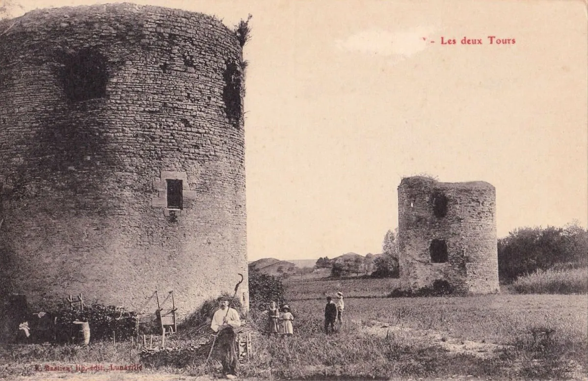 Photo showing: Oégiller (54-France) - Vestiges des 2 tours du château