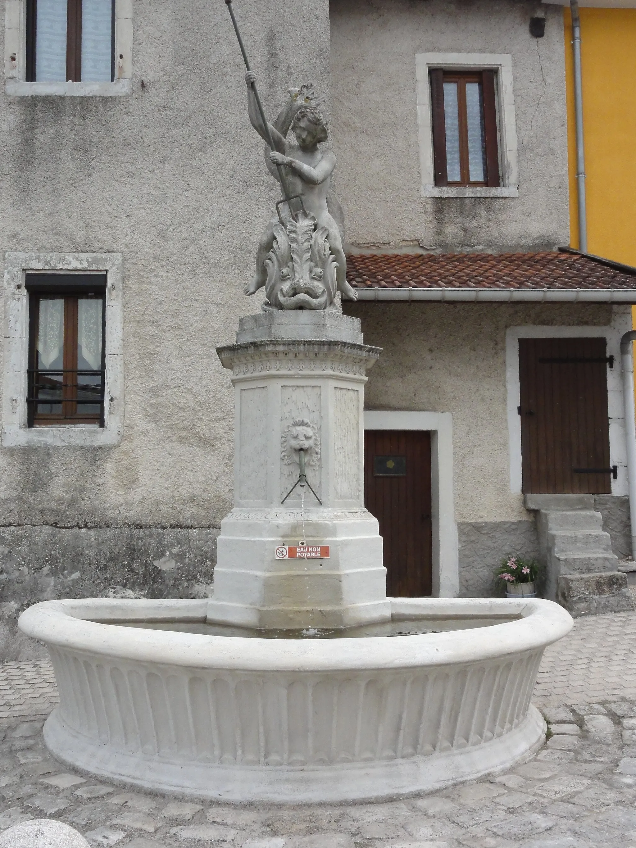 Photo showing: Chalaines (Meuse) fontaine