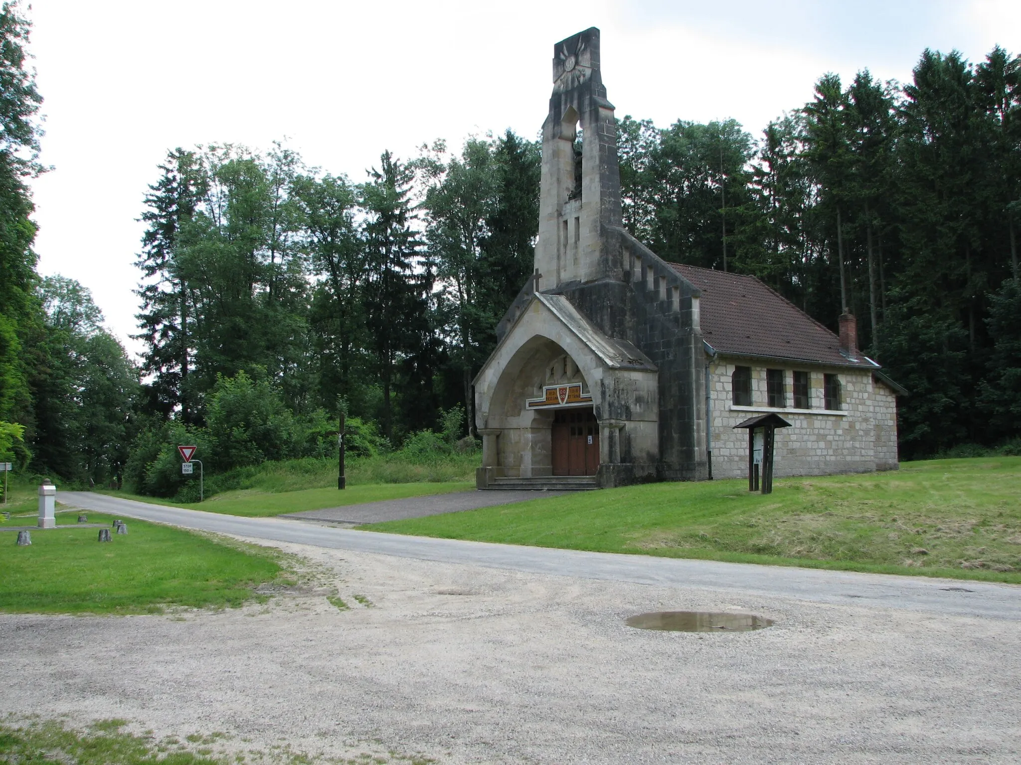 Photo showing: Eglise reconstruite après la guerre à Ornes, Village français détruit durant la Première Guerre mondiale.