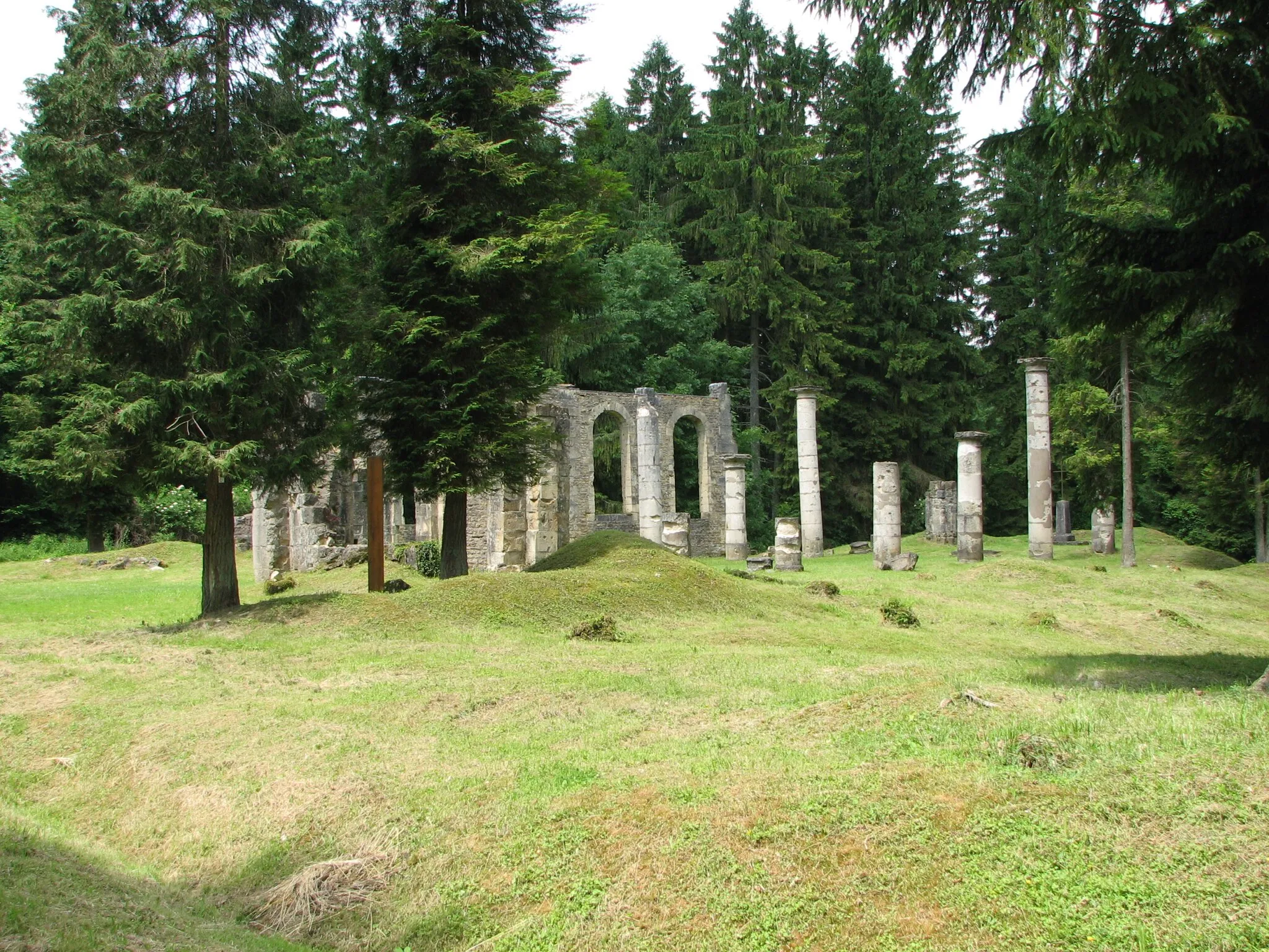 Photo showing: Ruines de l'ancienne église d'Ornes avec le sol bosselé par la pluie d'obus.