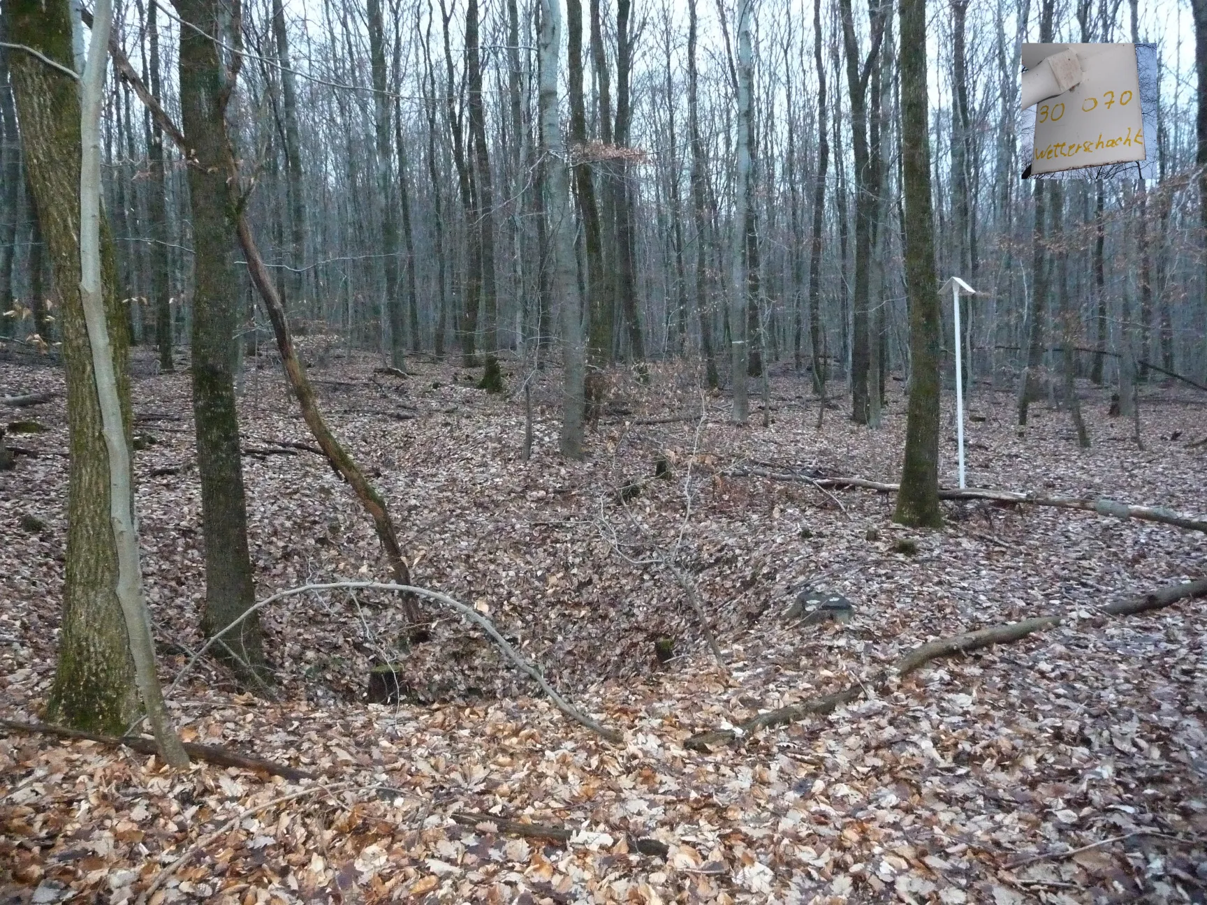 Photo showing: Wetterschacht, über 2 m tiefer Einsack-Krater