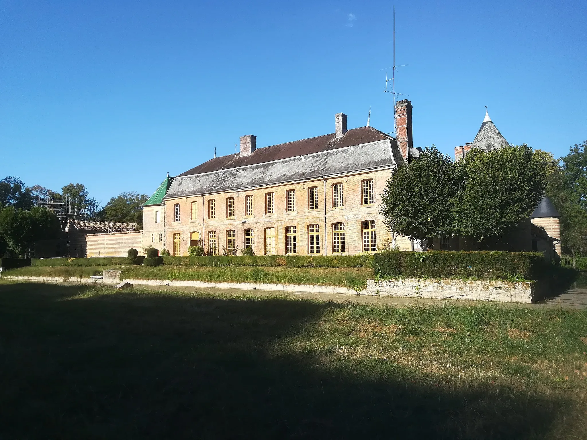 Photo showing: La façade arrière du château de Braux-Sainte-Cohière éclairée par un soleil de fin d'après-midi.