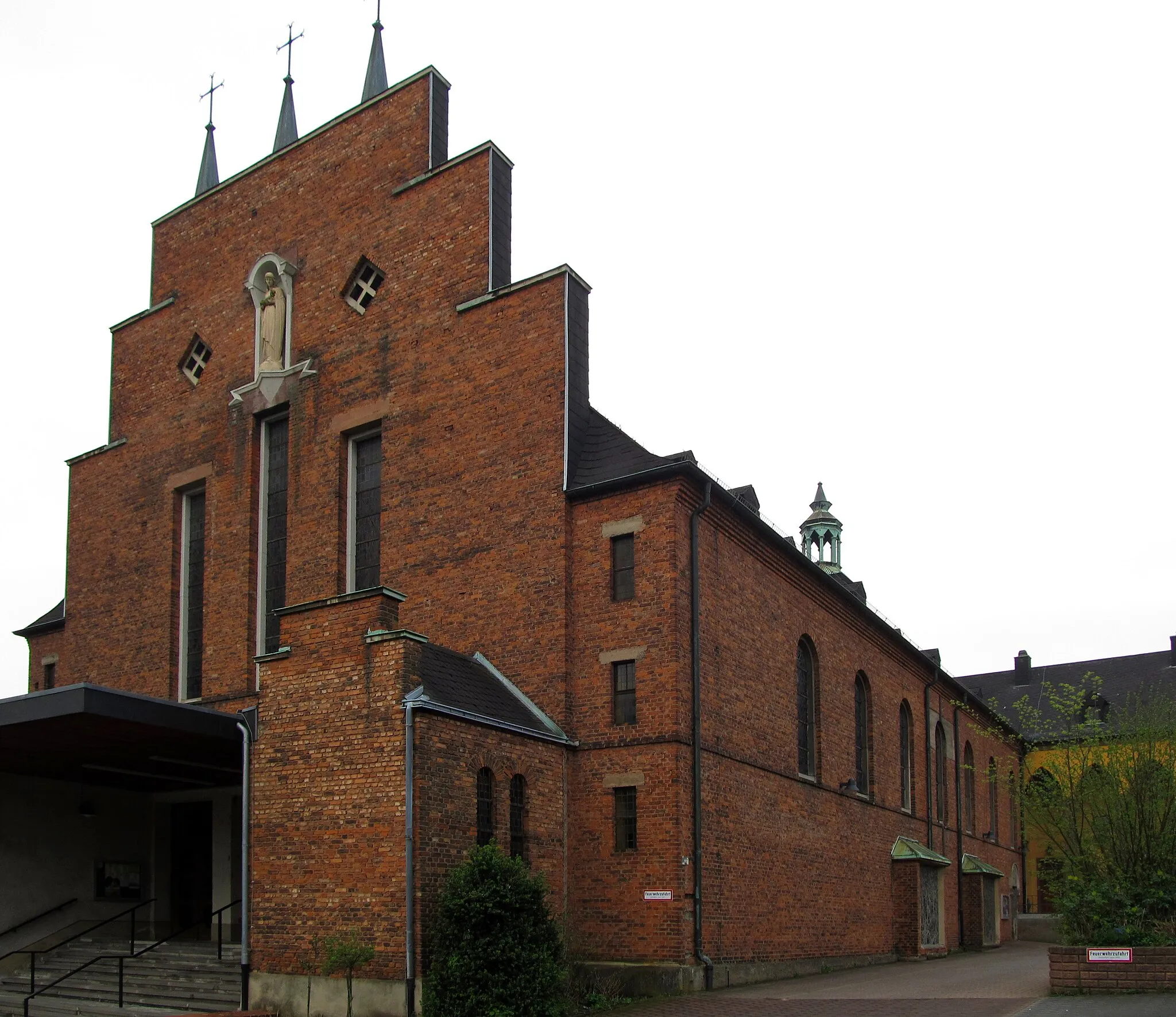 Photo showing: Die katholische Pfarrkirche St. Marien bzw. Sieben Schmerzen Mariä in Friedrichsthal (Saar), Regionalverband Saarbrücken, Saarland