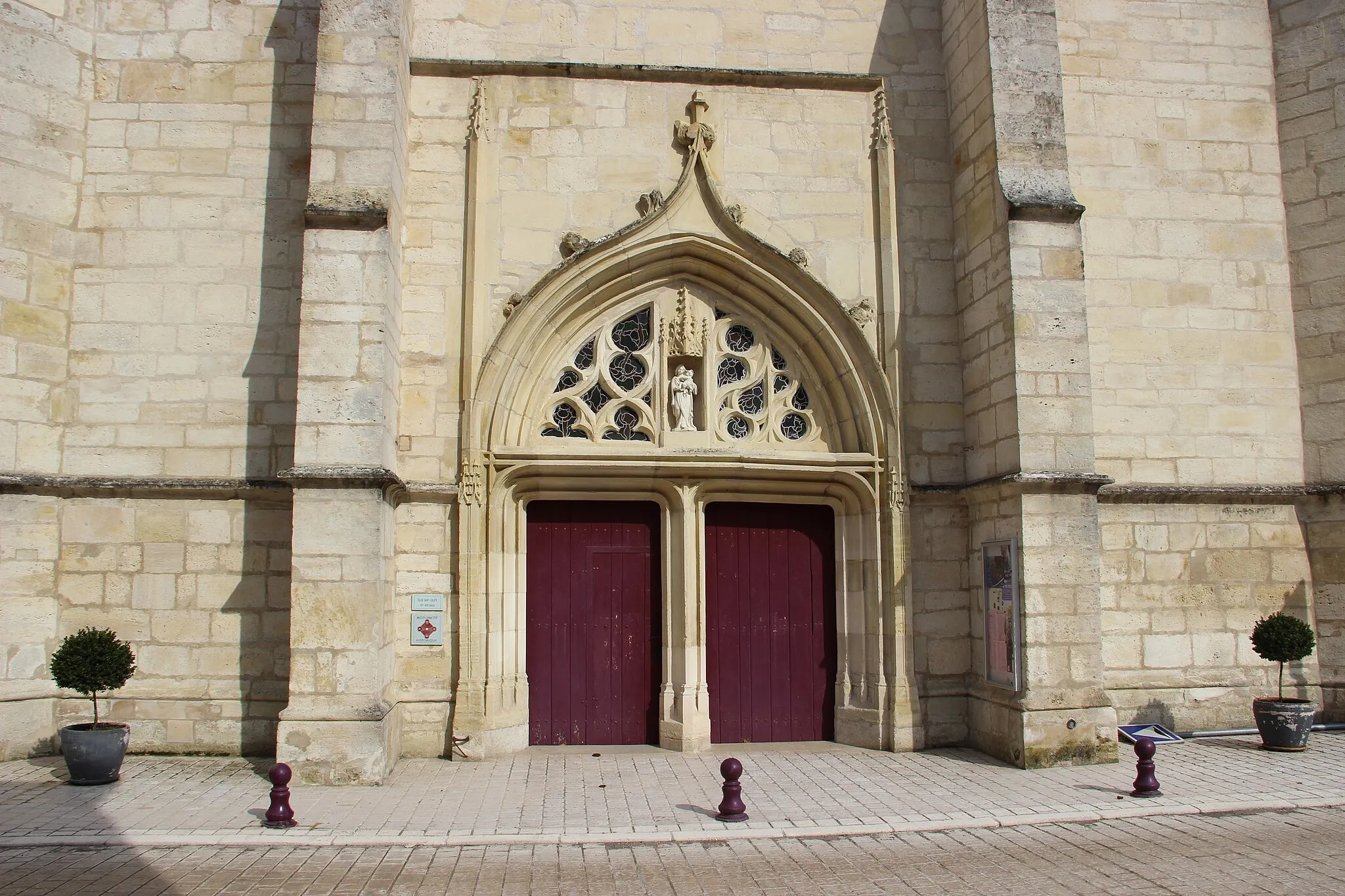 Photo showing: Porche de l'église Saint-Calixte.