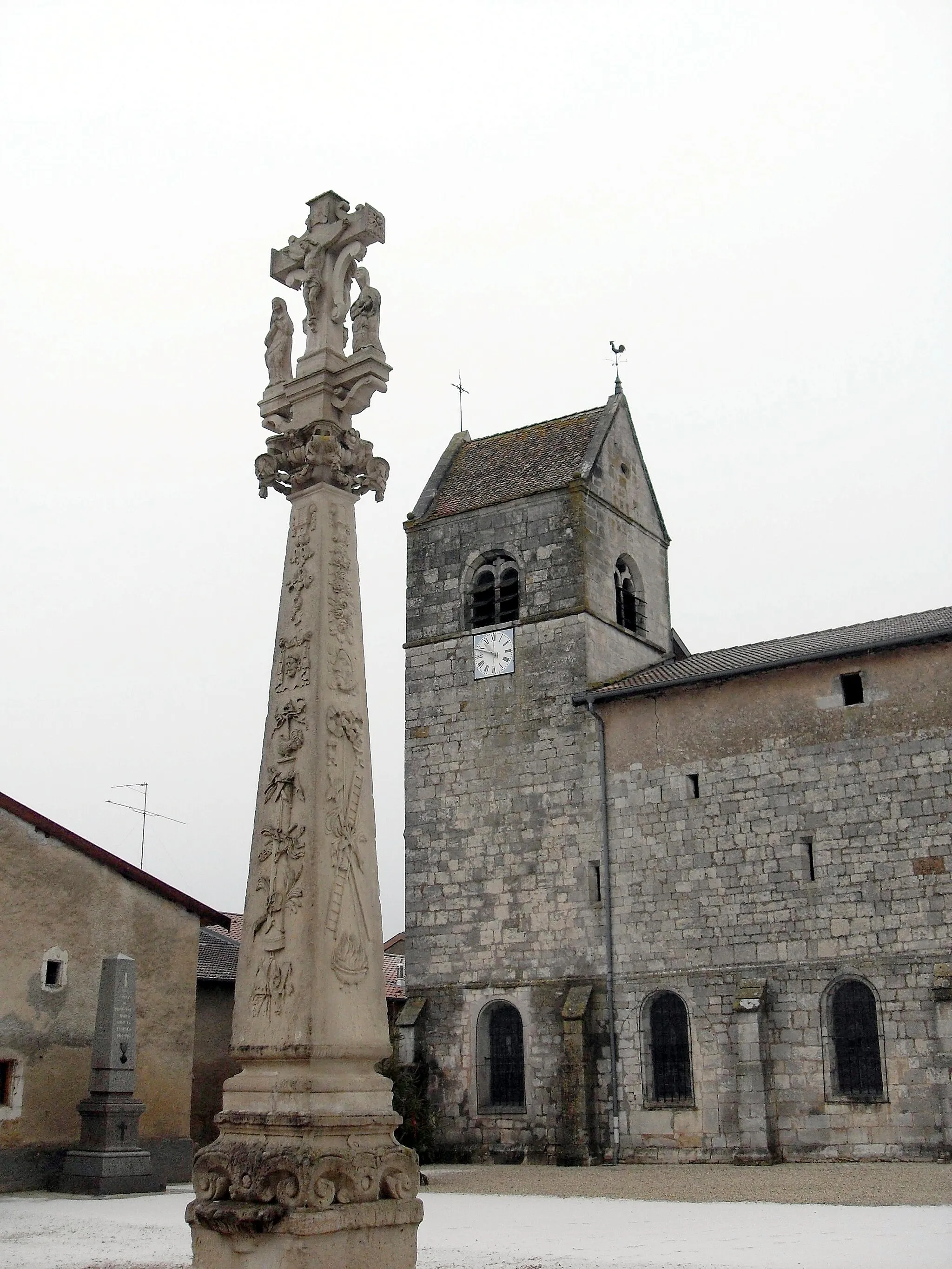 Photo showing: Troussey Meuse (55) - Place de l'église un jour de neige
Le calvaire, qui était endommagé, a été entièrement restauré (vers la fin du 20ème ou le début du 21ème siècle)