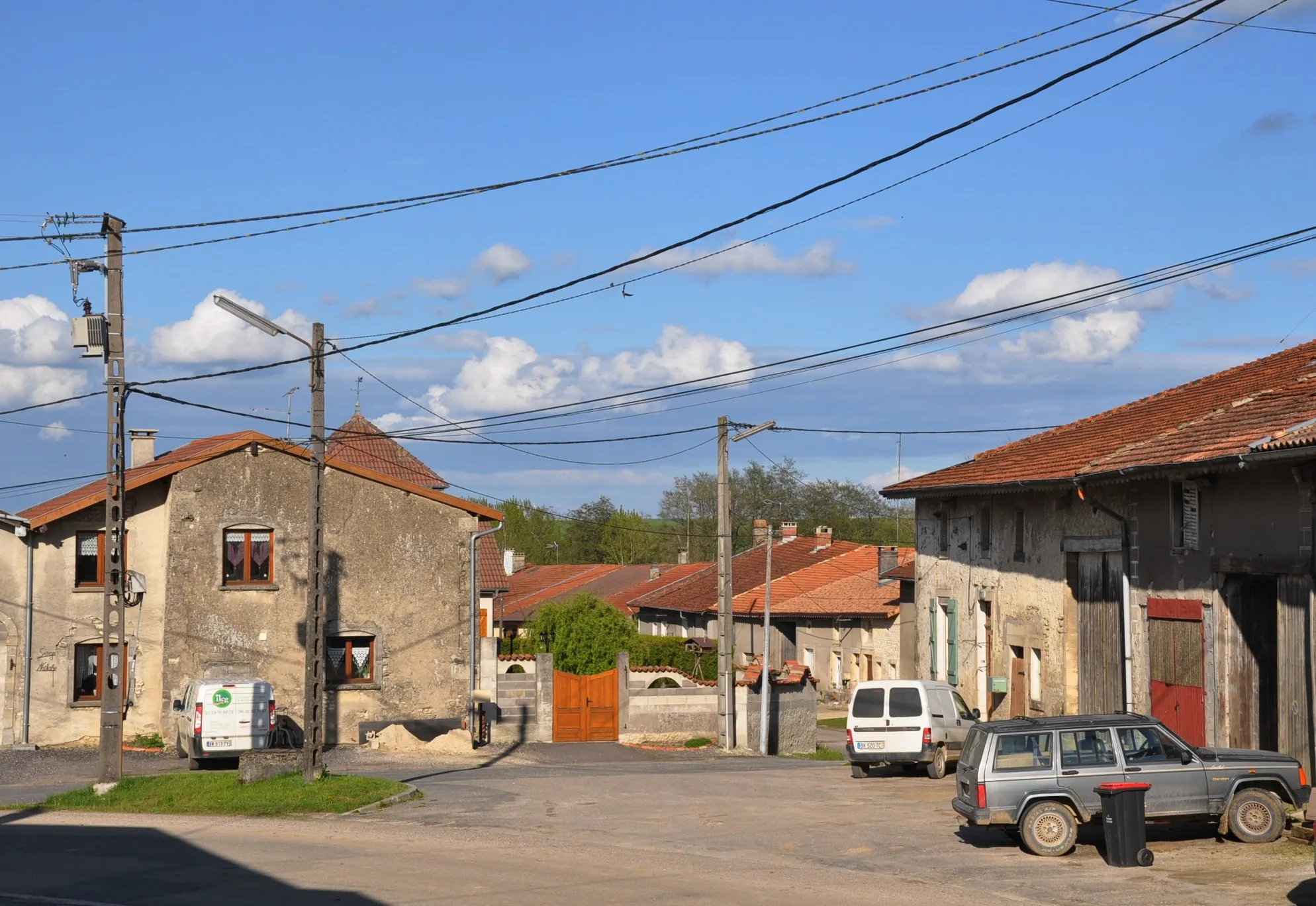 Photo showing: The Grand Rue (foreground) and the Rue des Maçons (background) in Autrécourt-sur-Aire (canton Seuil-d'Argonne, Meuse department, Lorraine region, France).