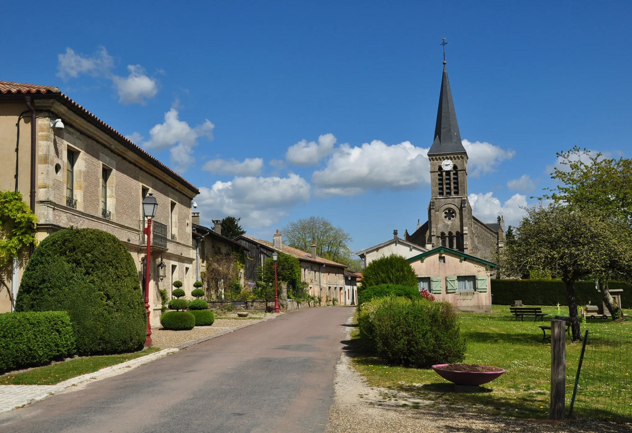 Photo showing: The Grande Rue in Beaulieu-en-Argonne (canton Seuil-d'Argonne, Meuse department, Lorraine region, France).