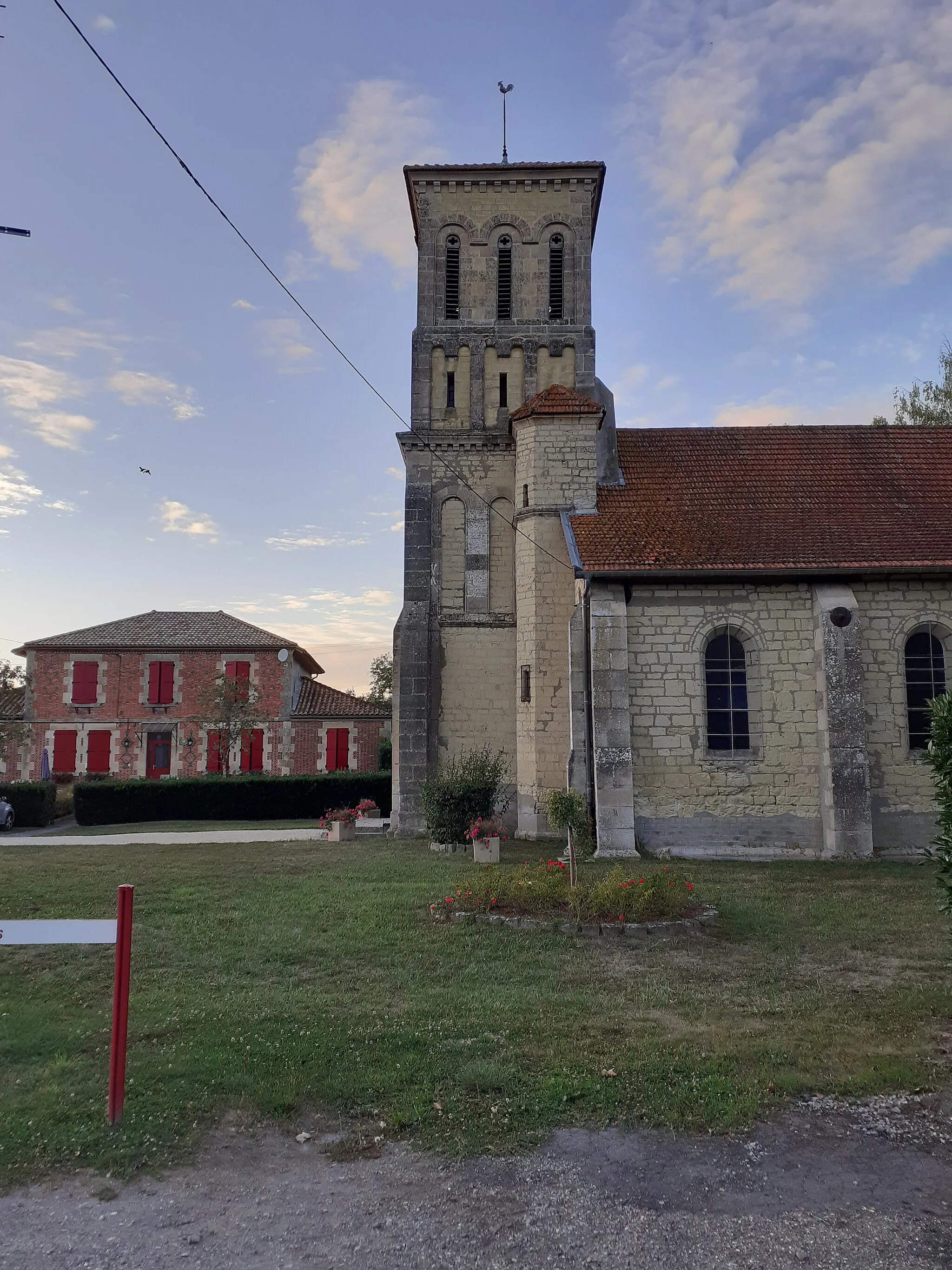 Photo showing: Vue de l'église de Futeau et de l'ancien presbytère, devenu gîte communal. L'église, construite en 1850, est dédiée à la Nativité-de-la-Bienheureuse-Vierge-Marie. Photo prise le 22 août 2022.