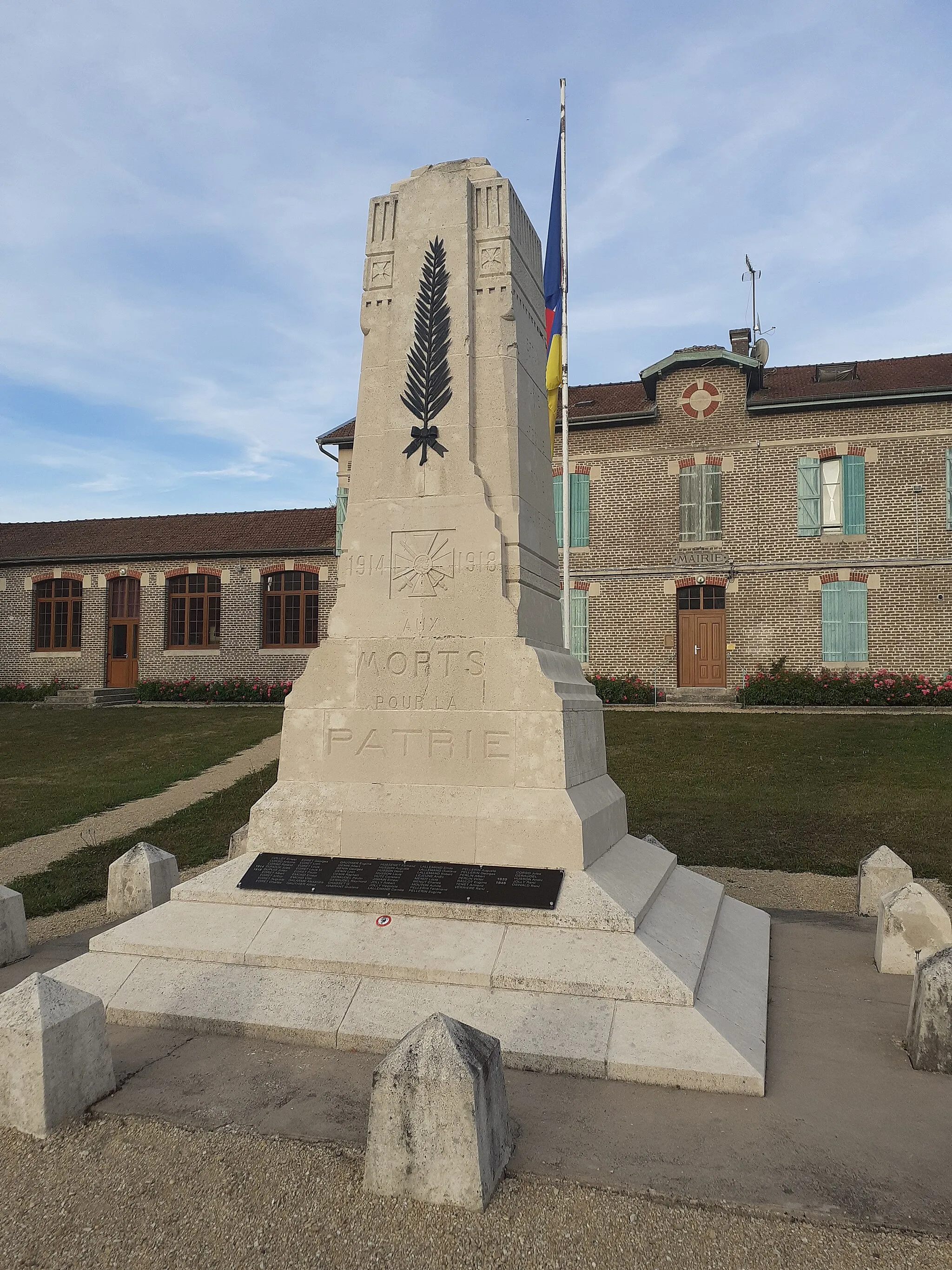 Photo showing: Monument aux morts et mairie de Futeau, le 23 août 2022.