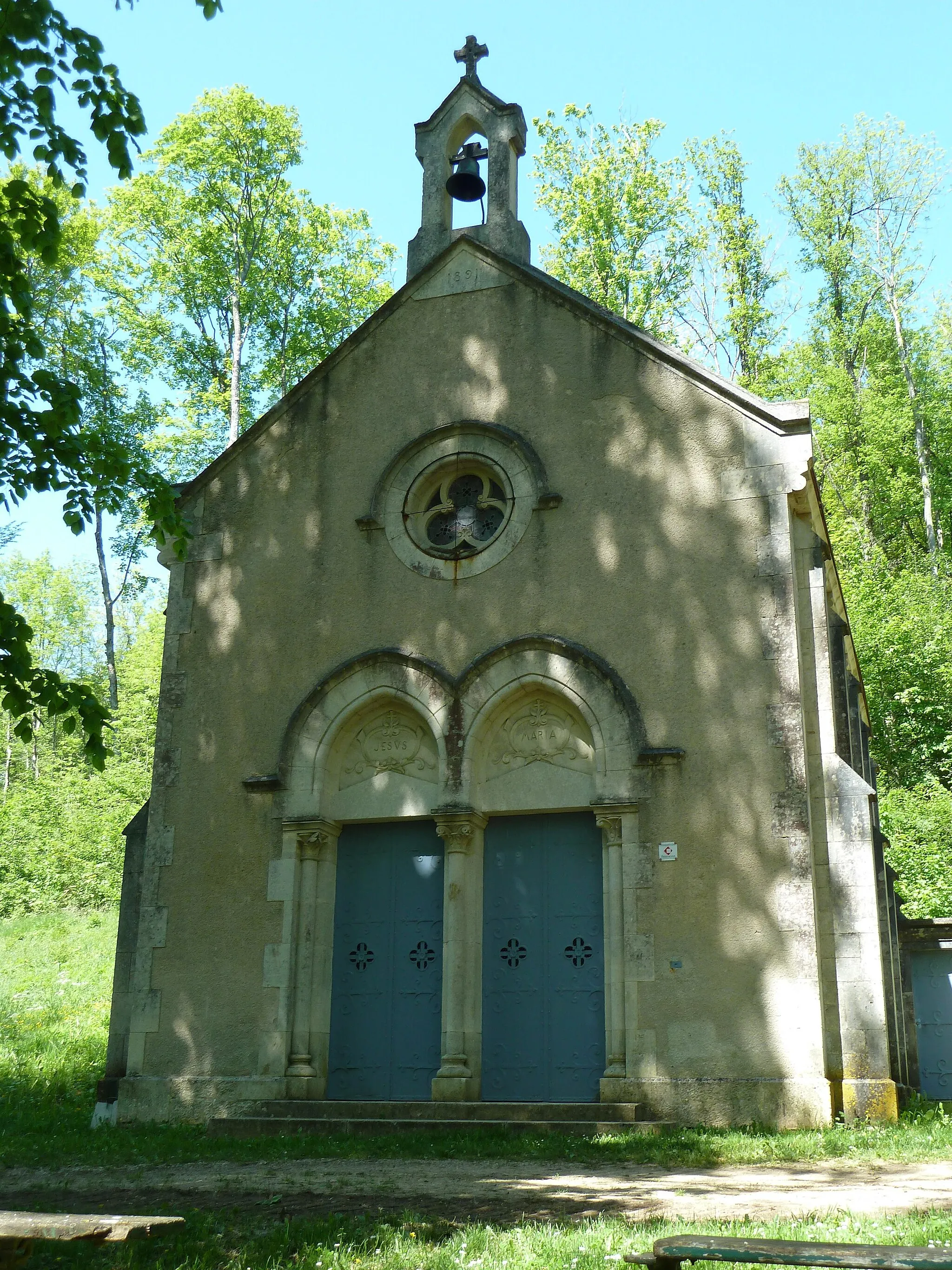 Photo showing: Jouy-sous-les-Côtes Chapelle de Jévaux 1891 - La façade avec son double portail, sa baie trilobée et son clocheton couronné d'une Croix celtique