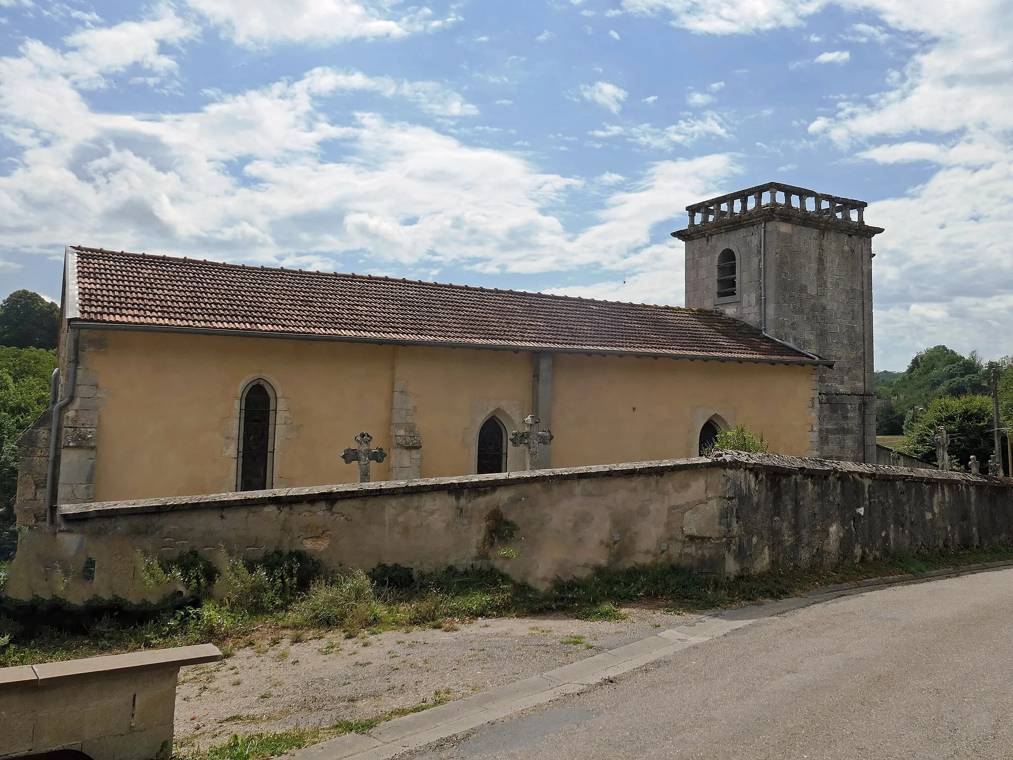 Photo showing: nef rectangulaire , chevet plan , clocher tour terminé par une terrasse