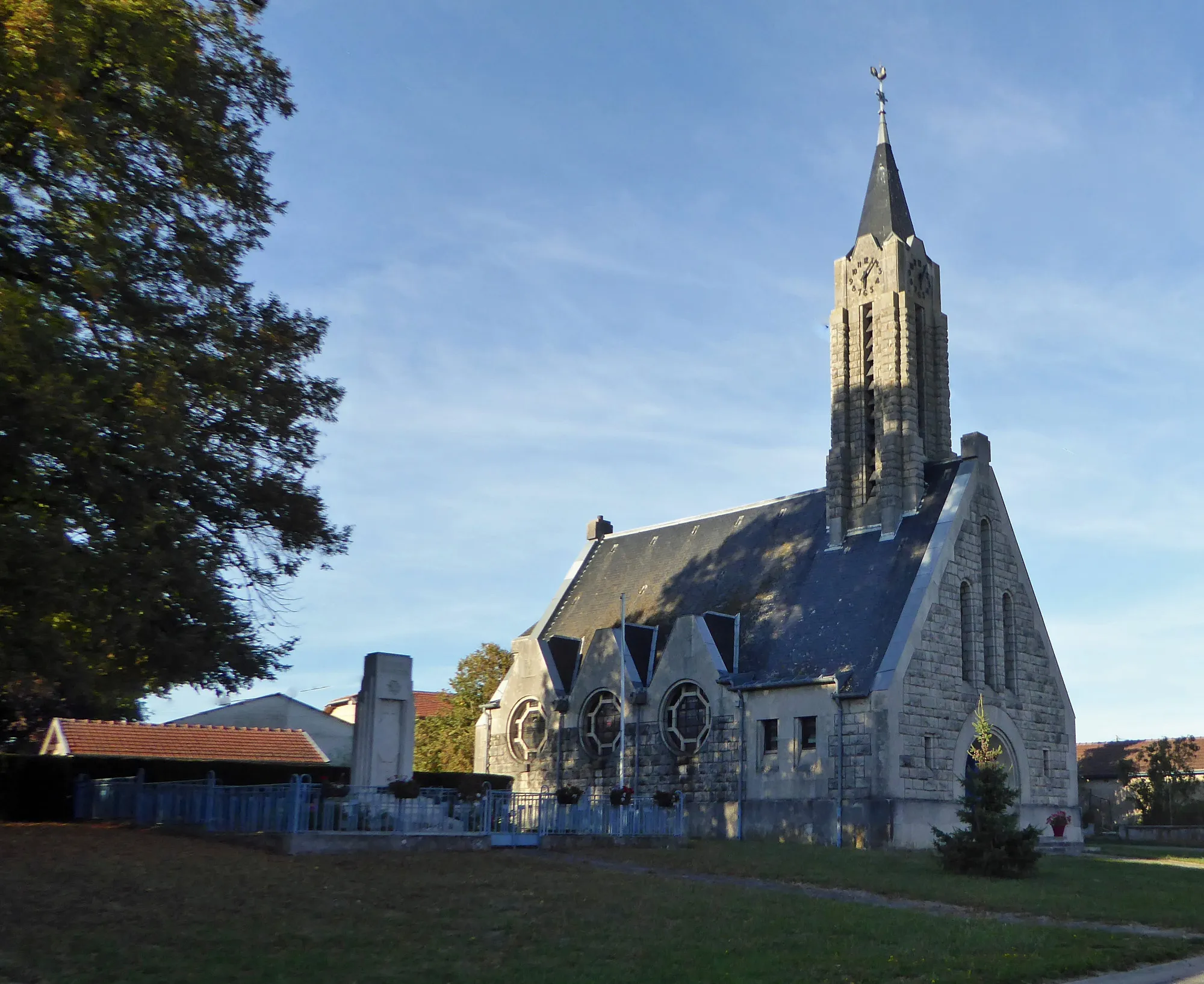 Photo showing: Eglise reconstruite après la première guerre mondiale : haut clocher surmonté d'une flèche en ardoise