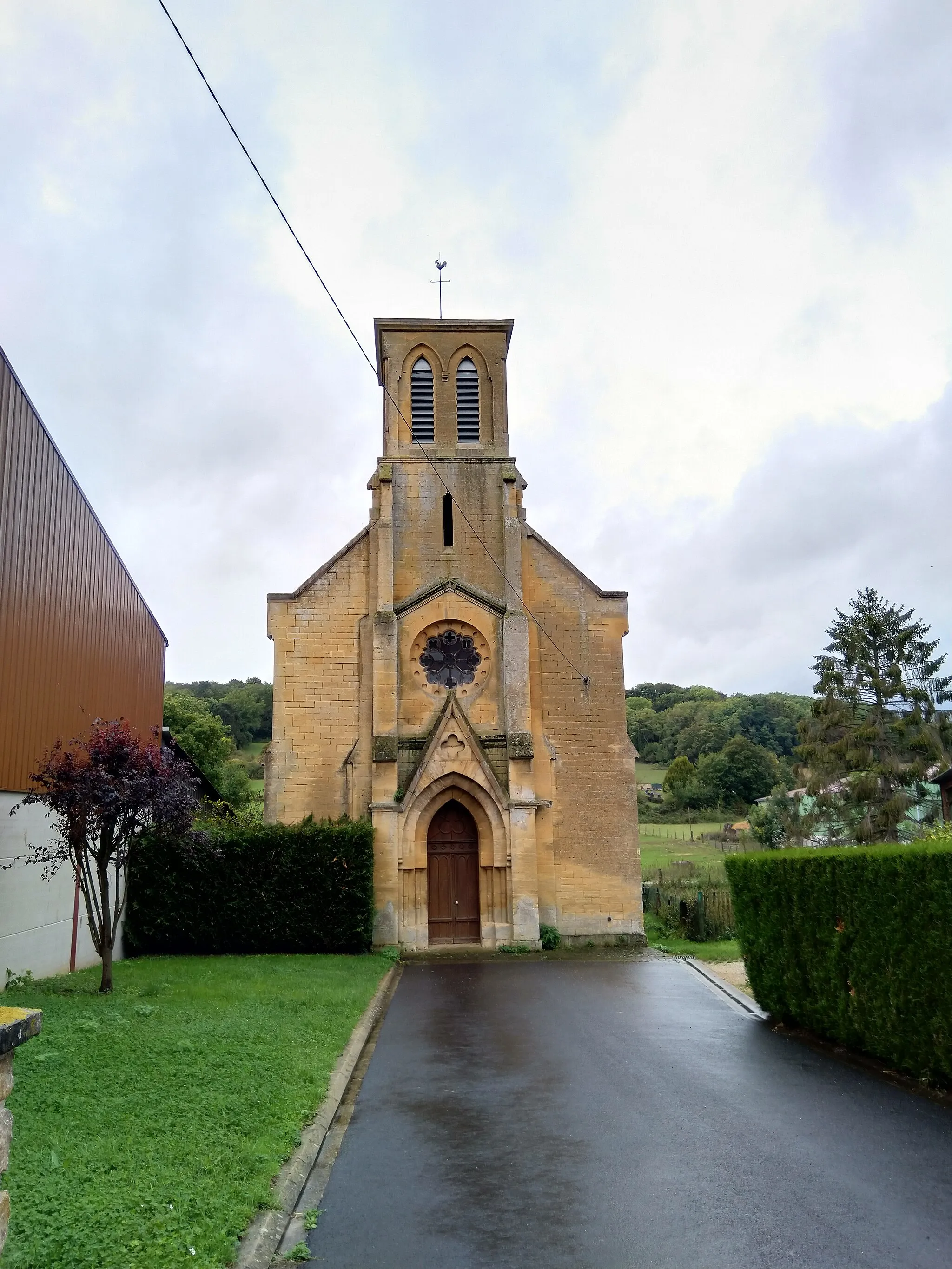 Photo showing: Dies ist die Eingangsseite der Kirche, alle anderen Seiten sind nicht frei zugänglich.