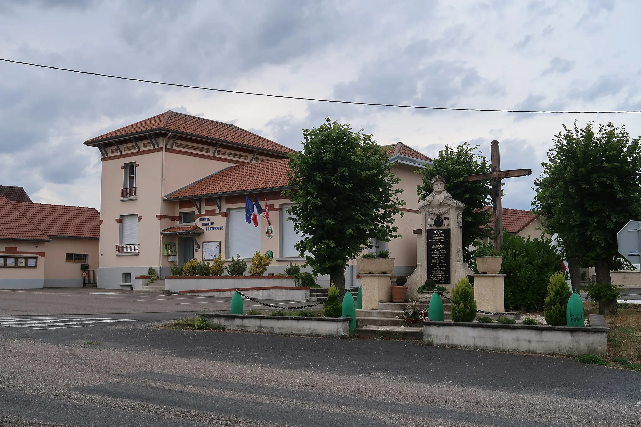 Photo showing: Doulcon, mairie, monument aux morts