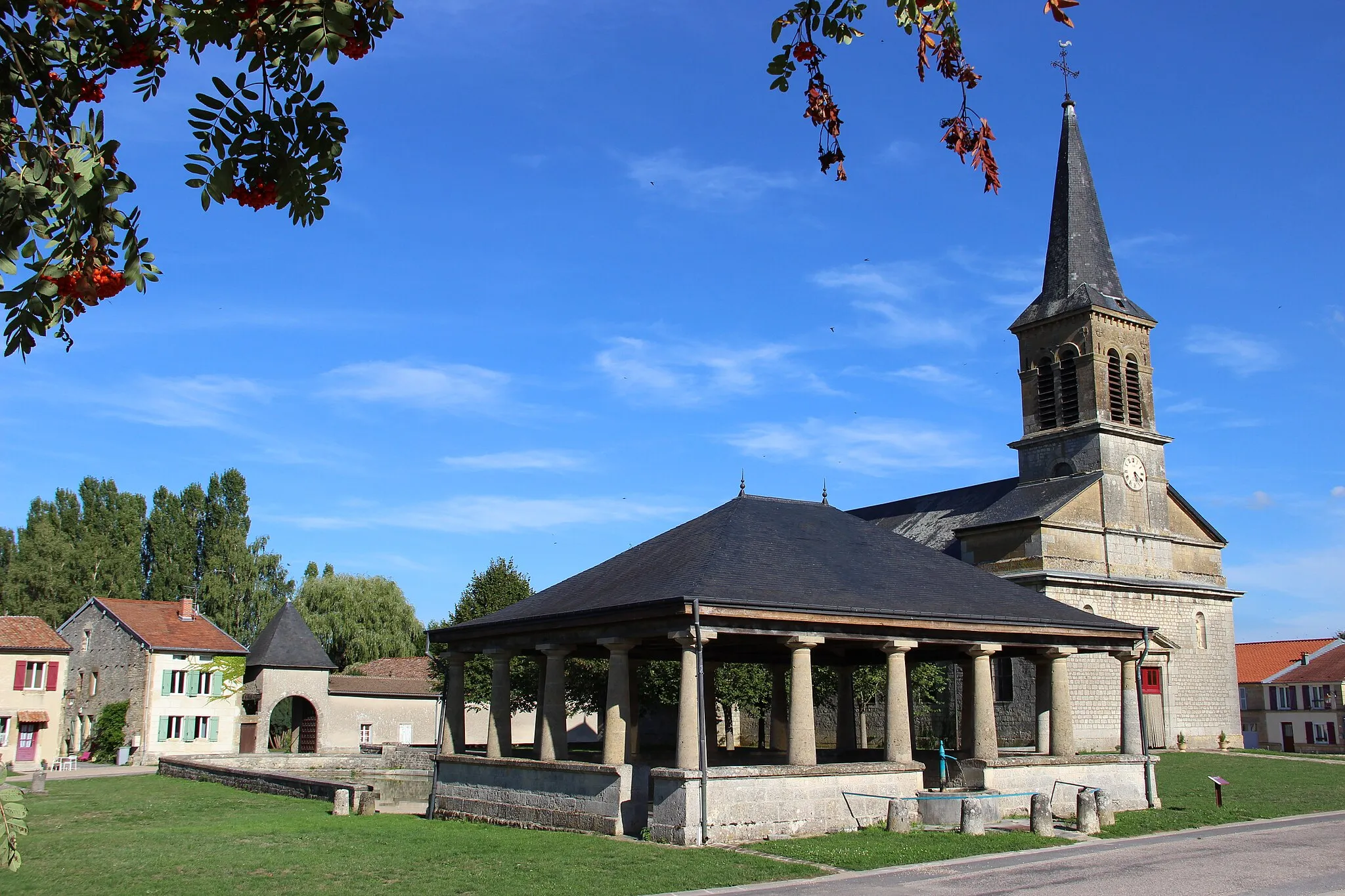 Photo showing: L'église Saint-Barthélemy et le lavoir