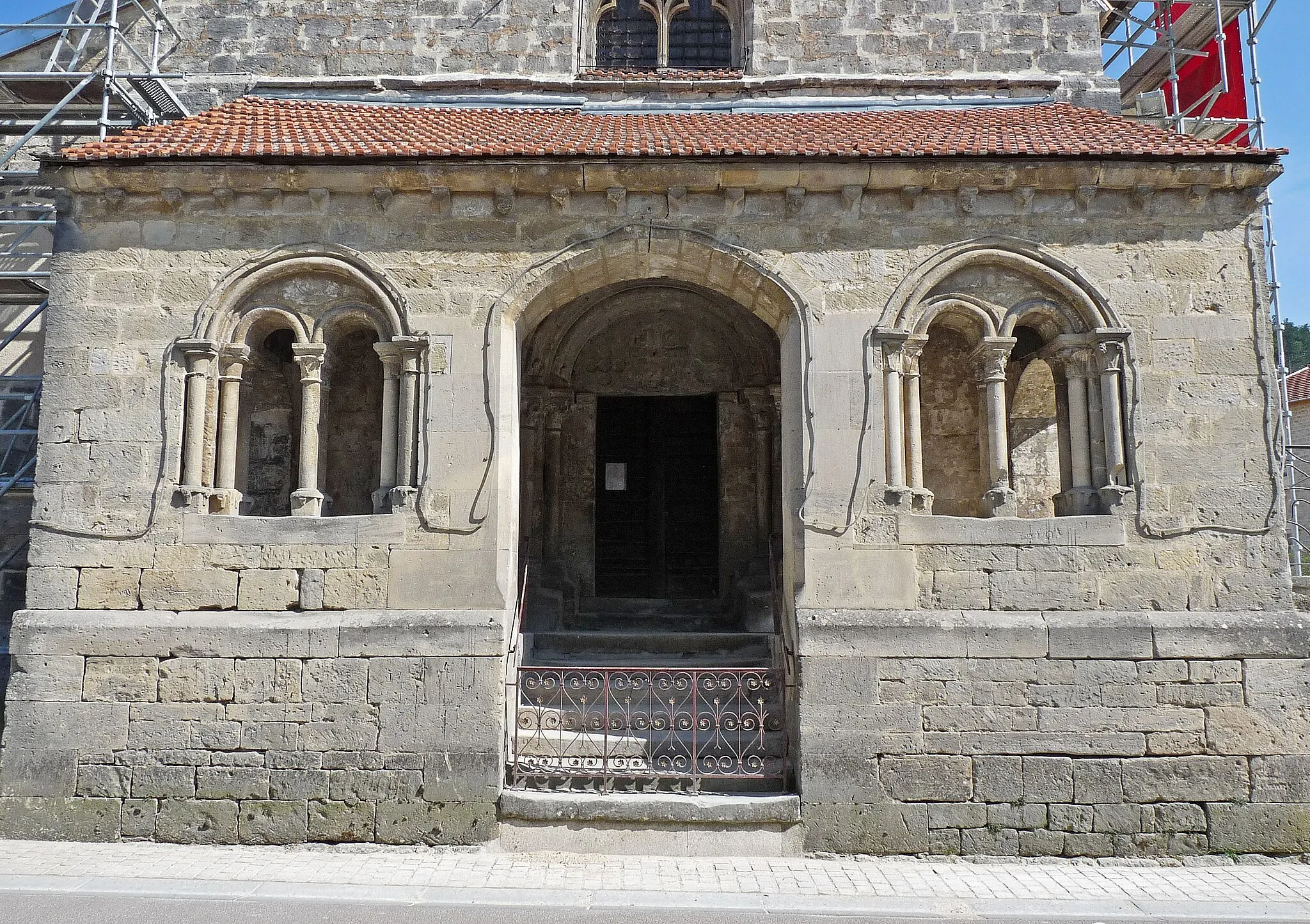 Photo showing: Porche occidental de l'église paroissiale de la Sainte-Croix à Suzannecourt (Haute-Marne), en travaux.