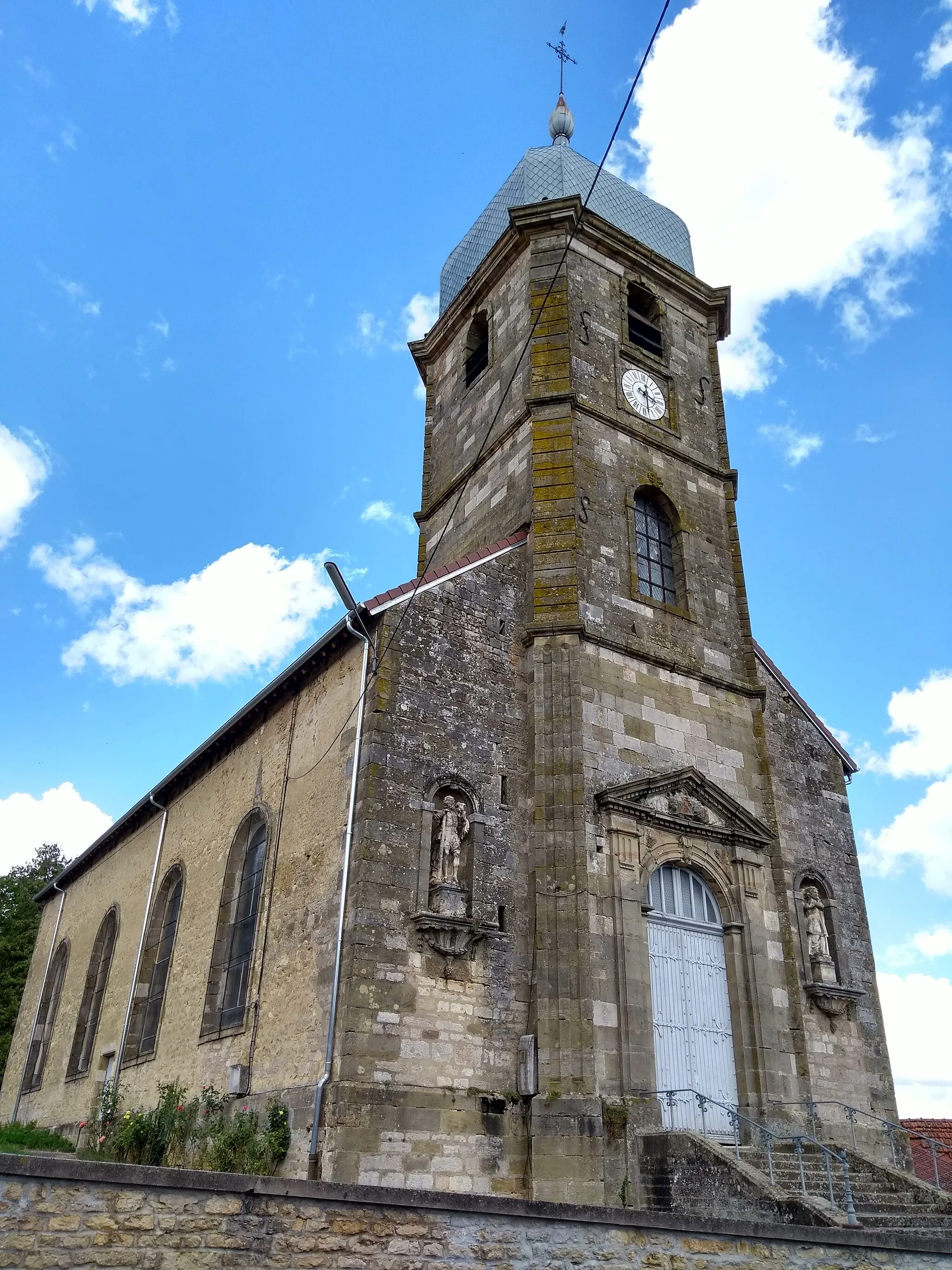 Photo showing: Saint-Elophe-Saint-Christophe church; Graffigny-Chemin, France. Assumedly built in the 18th century.