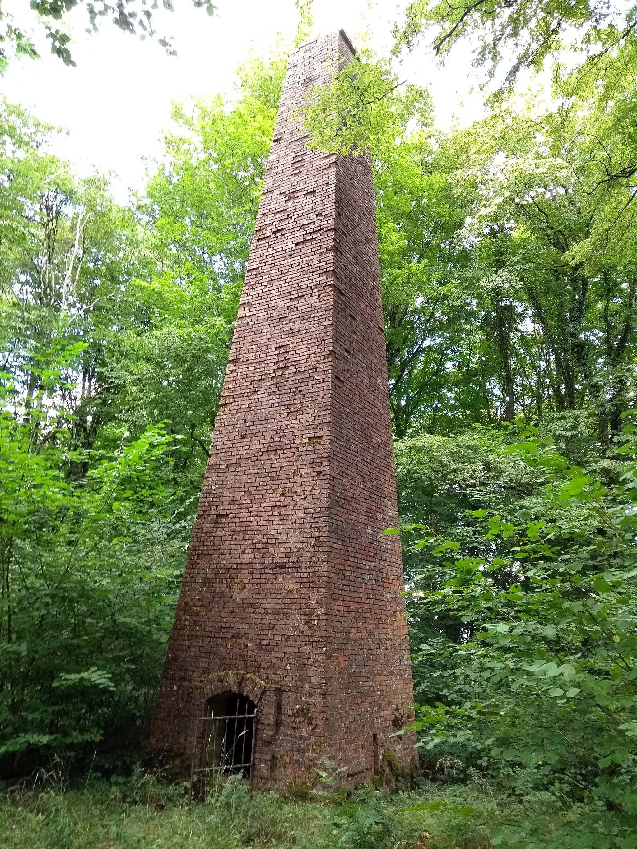 Photo showing: Geodesic tower of Neuillon ; Graffigny-Chemin, France. Built in 1902 by the Service Géographique of the french army.