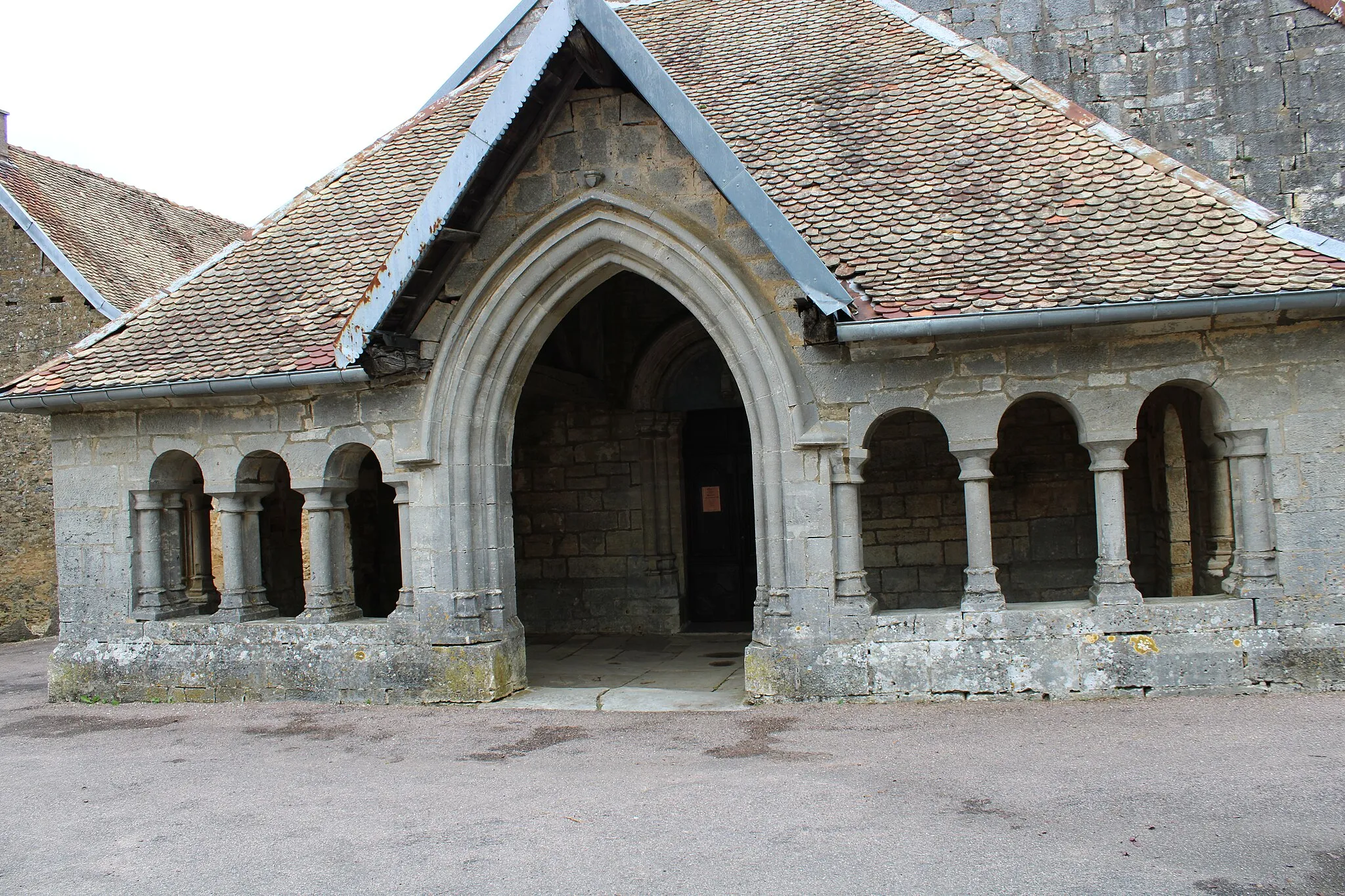 Photo showing: le porche couvert de l'église.