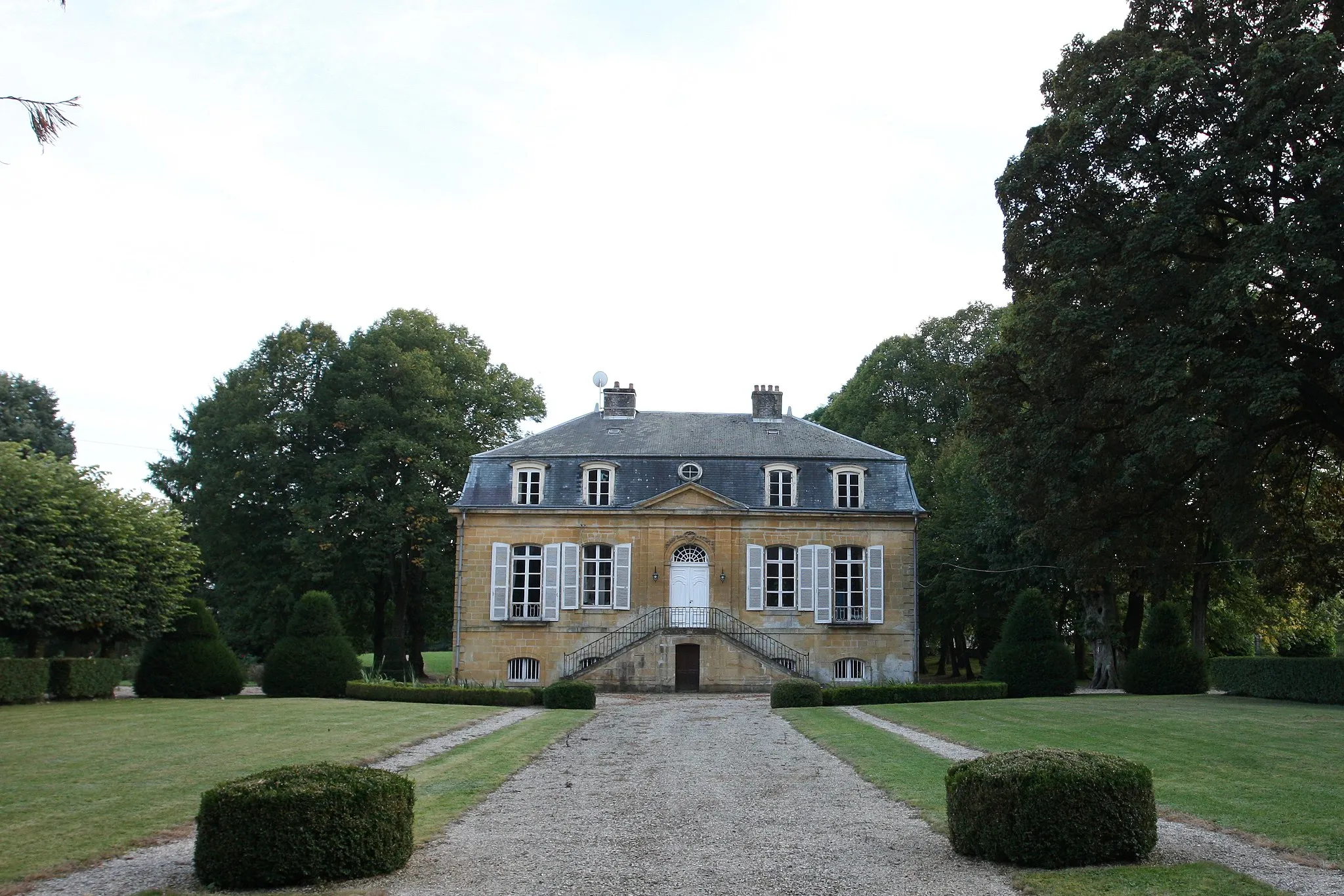 Photo showing: This building is inscrit au titre des monuments historiques de la France. It is indexed in the base Mérimée, a database of architectural heritage maintained by the French Ministry of Culture, under the reference PA00078347 .