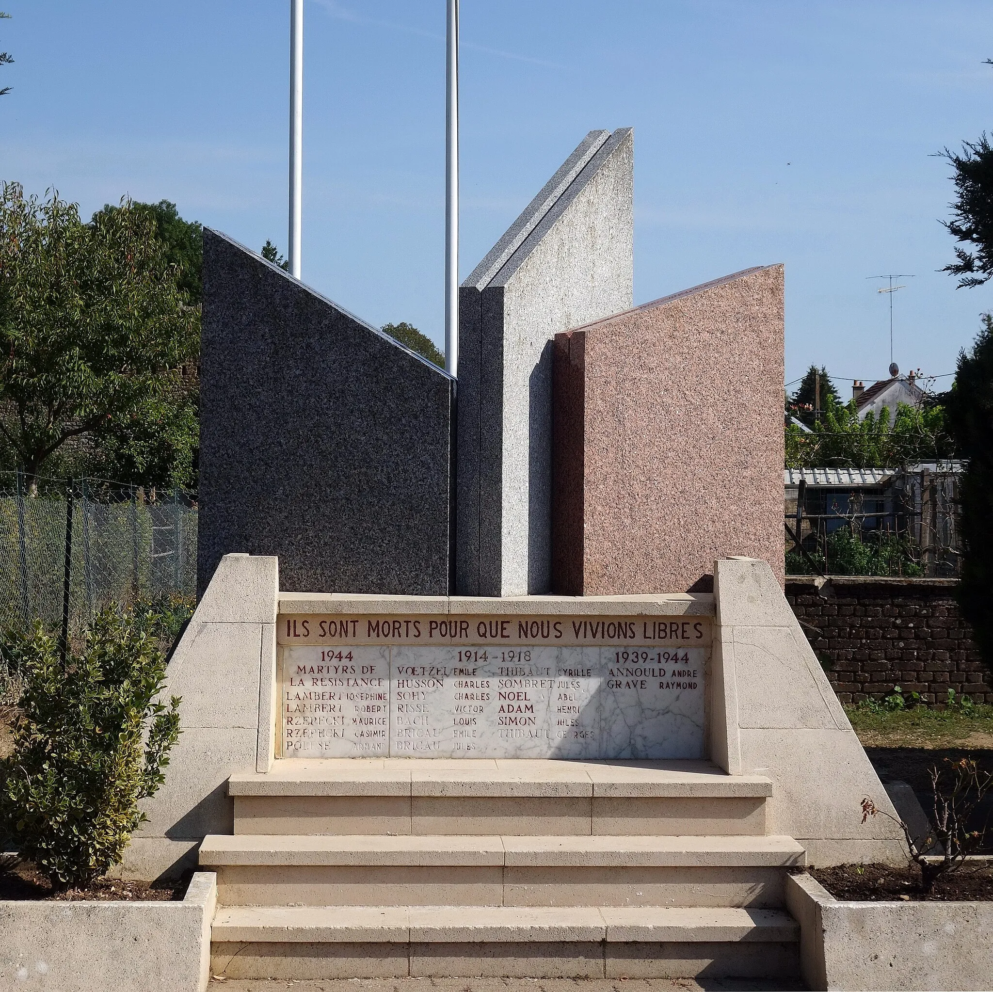 Photo showing: Linay (France - département des Ardennes) – Monument aux Morts