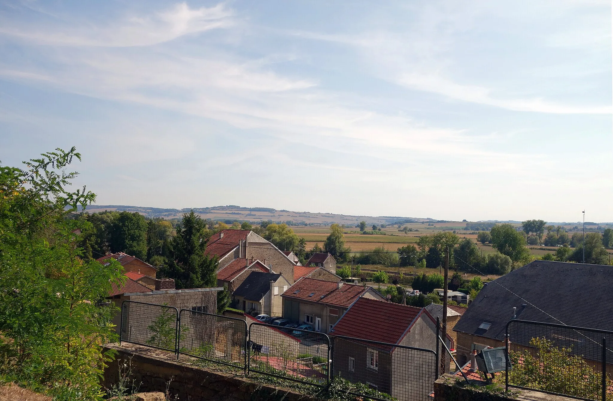 Photo showing: Linay (France - département des Ardennes) — Point de vue du haut du Village près de l'église Saint Martin.
