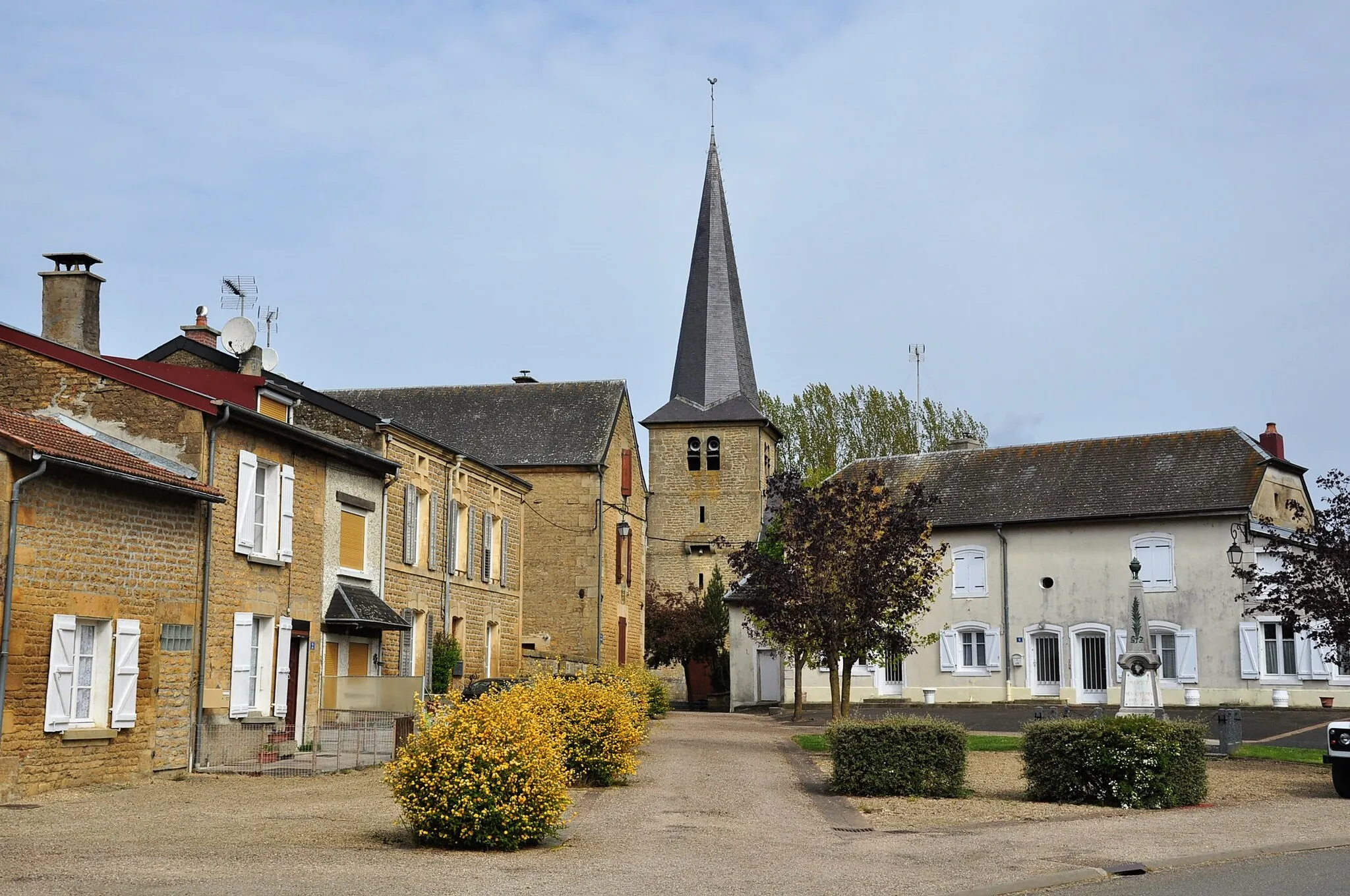 Photo showing: Het Plein van het Monument (Place du Monument) in Margut (departement Ardennes, Frankrijk).