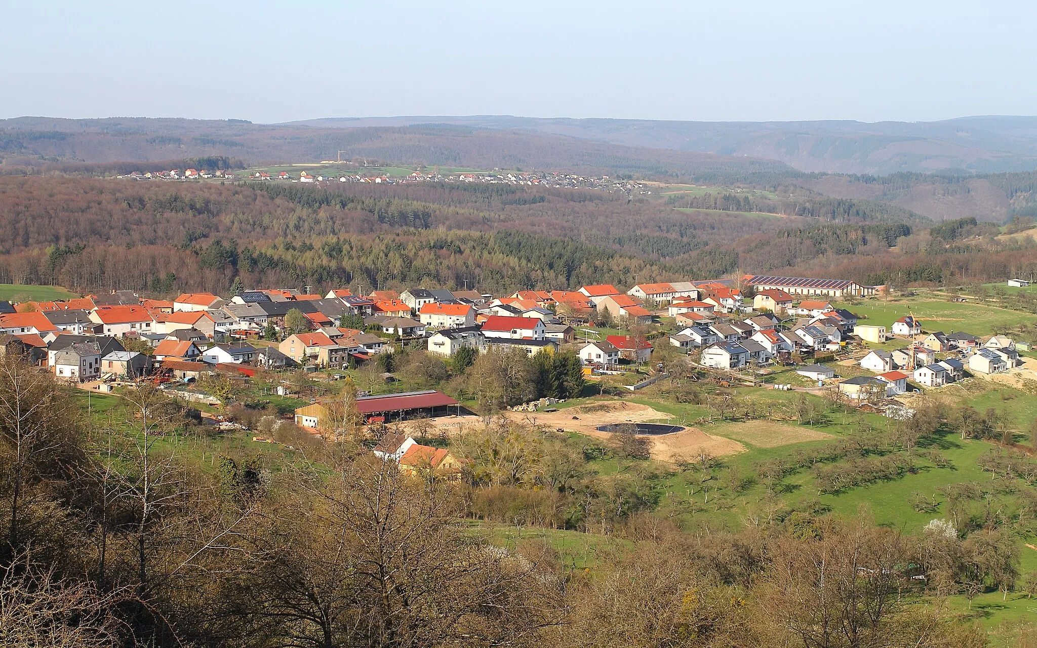 Photo showing: Der Mettlacher Ortsteil Wehingen aus südwestlicher Richtung vom Kewelsberg aus gesehen