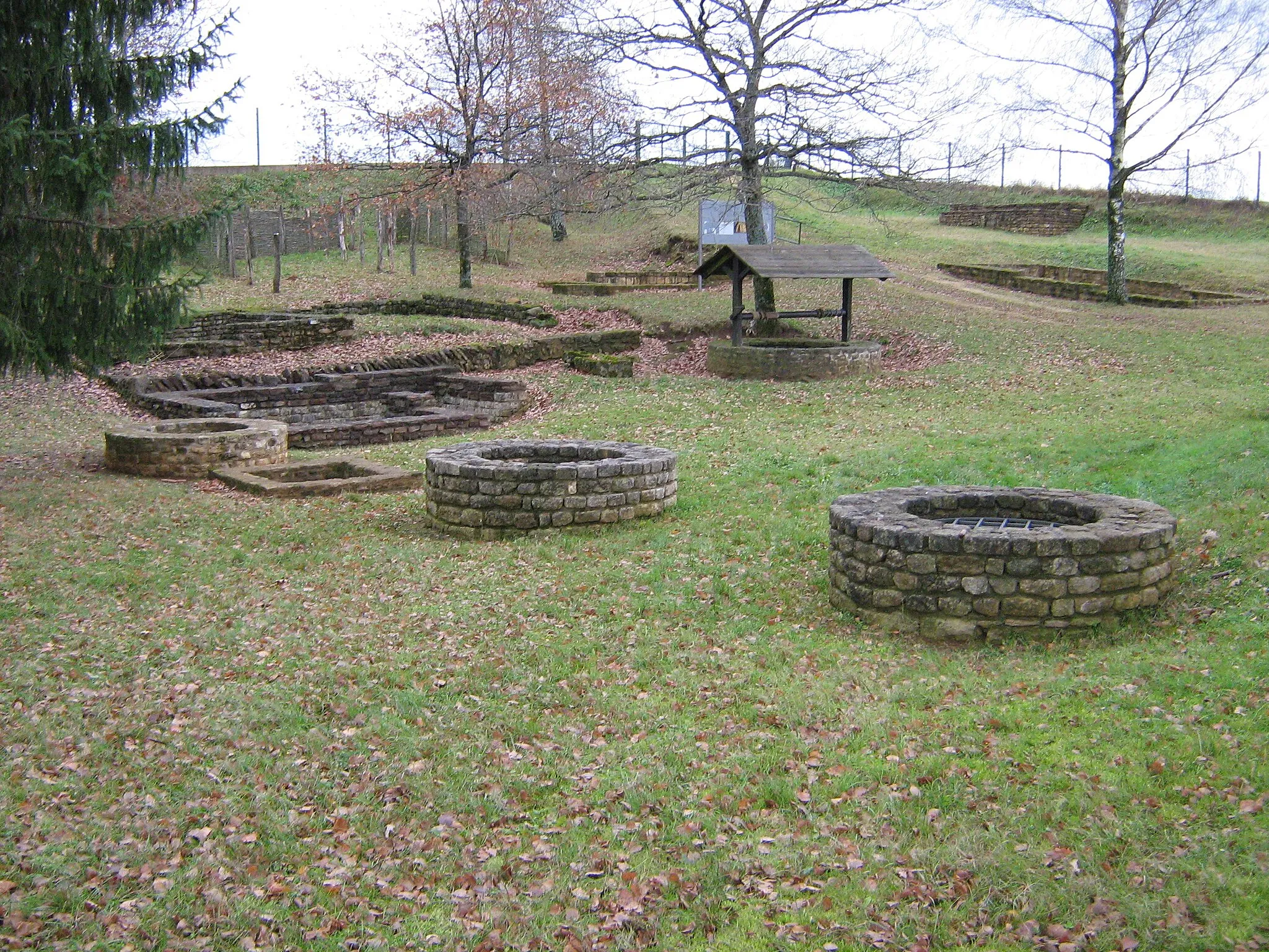 Photo showing: Titelberg, a Celtic settlement, Petange, Luxembourg
Part of the excavated residential area
