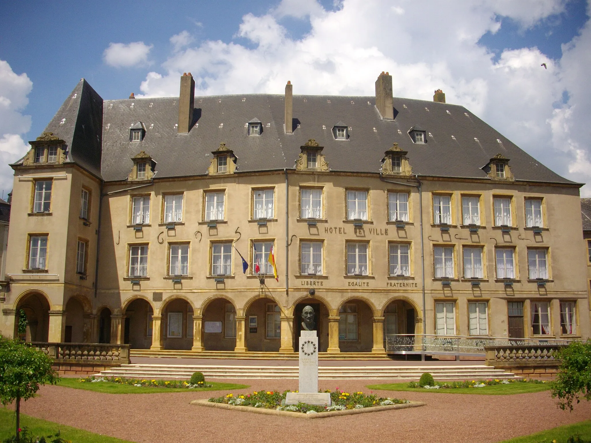 Photo showing: This building is indexed in the base Mérimée, a database of architectural heritage maintained by the French Ministry of Culture, under the reference PA00107059 .